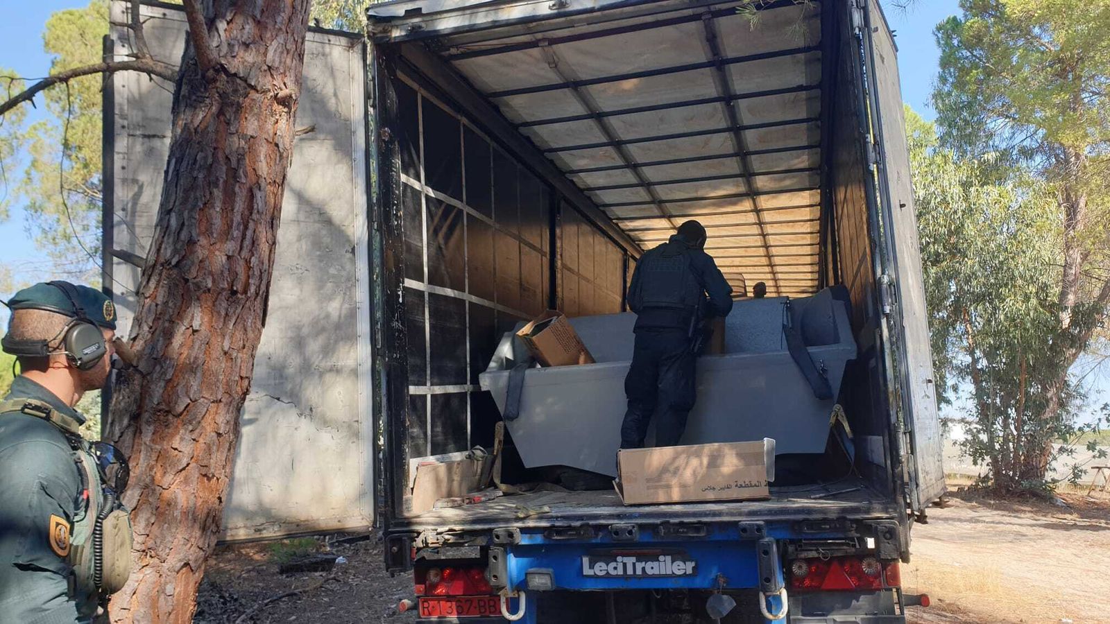 Una lancha de los narcos en el interior de uno de los camiones.