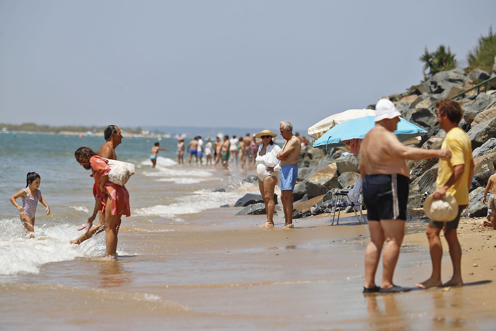 Ambiente en las playas de Huelva en el domingo 2 de julio