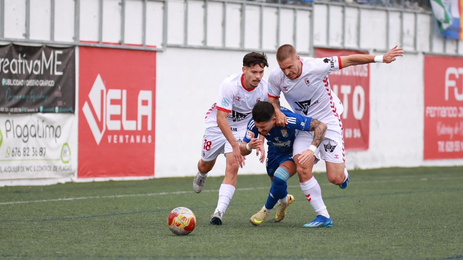 Zequi, emparedado por Arreola y Panadero.