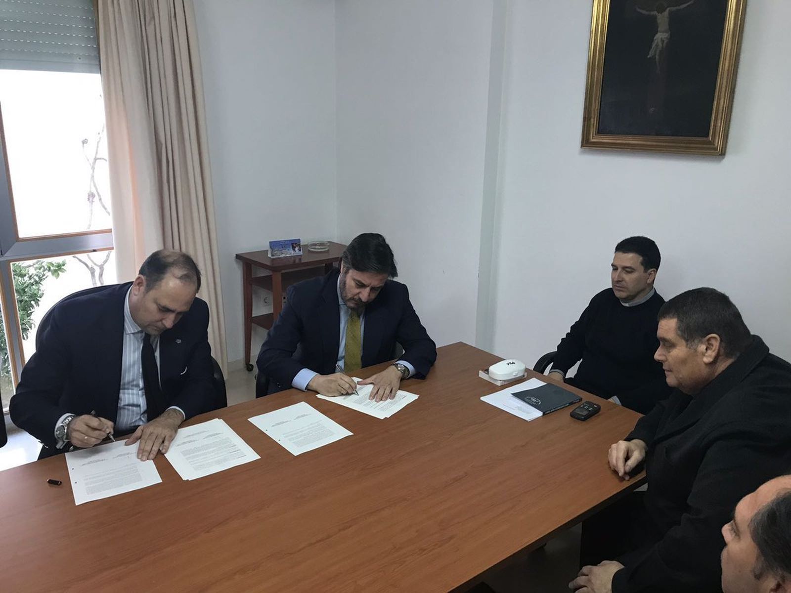 Félix Ríos y Manuel Casal firmando el contrato de alquiler.