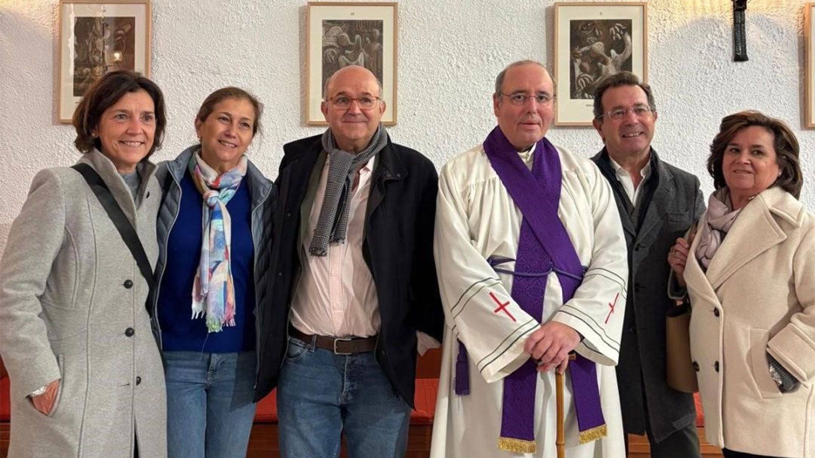 Los hermanos Ángela, Teresa, Juan Manuel, Ernesto y María Dolores Fernández-Pujol Martínez con el padre Andrés Muñoz , durante el acto de donación del Vía Crucis.