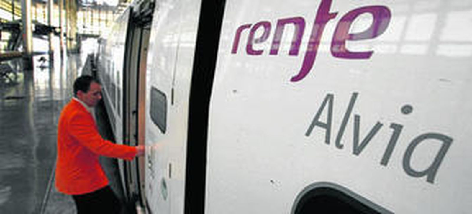 A partir del lunes 3 de junio será un tren Alvia el que acercará unos minutos más a Cádiz con la capital de España por ferrocarril.