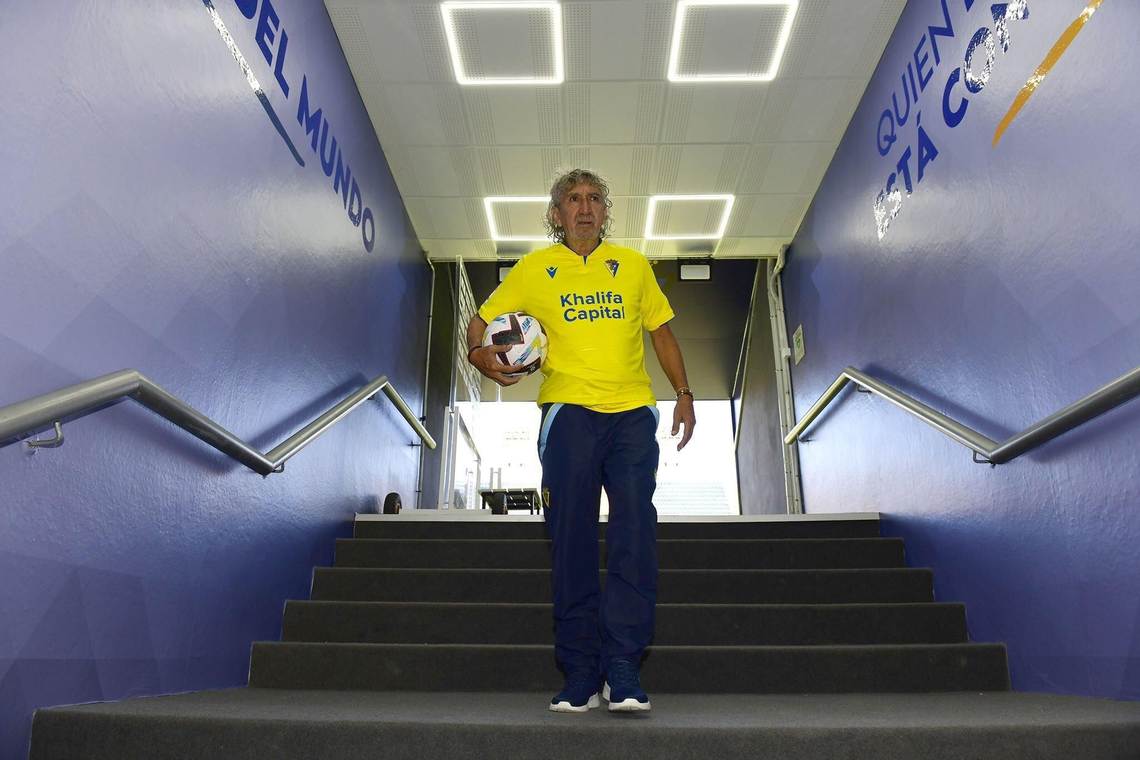 Mágico González esta semana en el túnel de vestuarios del estadio.