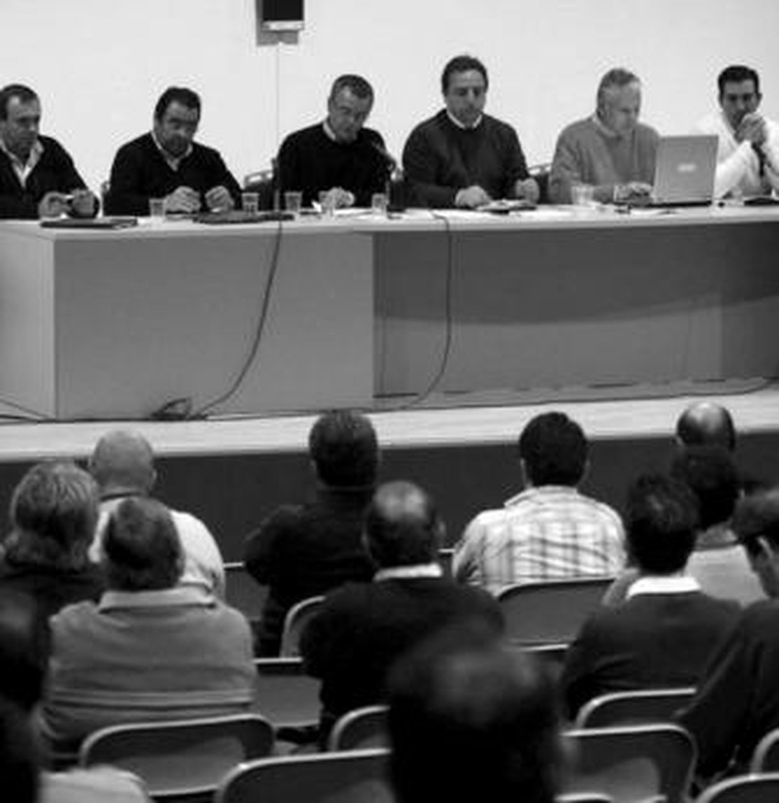 El sector amenaza con suspender el servicio nocturno de Radio Taxi