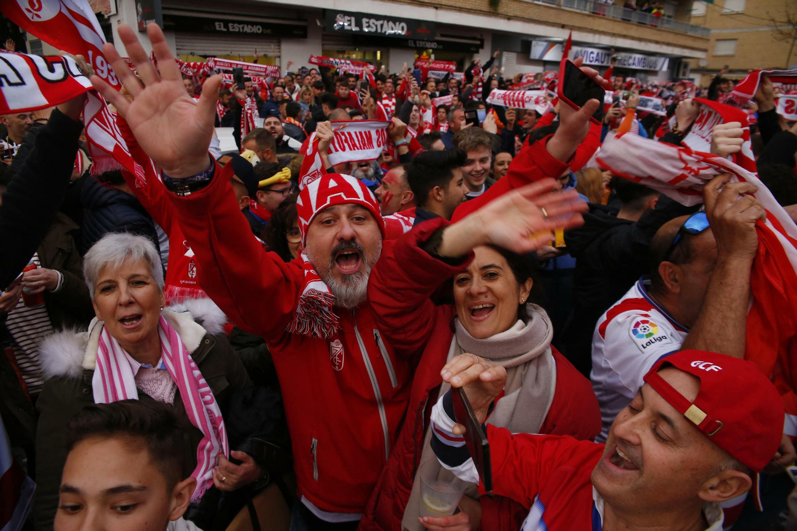 Apoteósico recibimiento a la plantilla del Granada