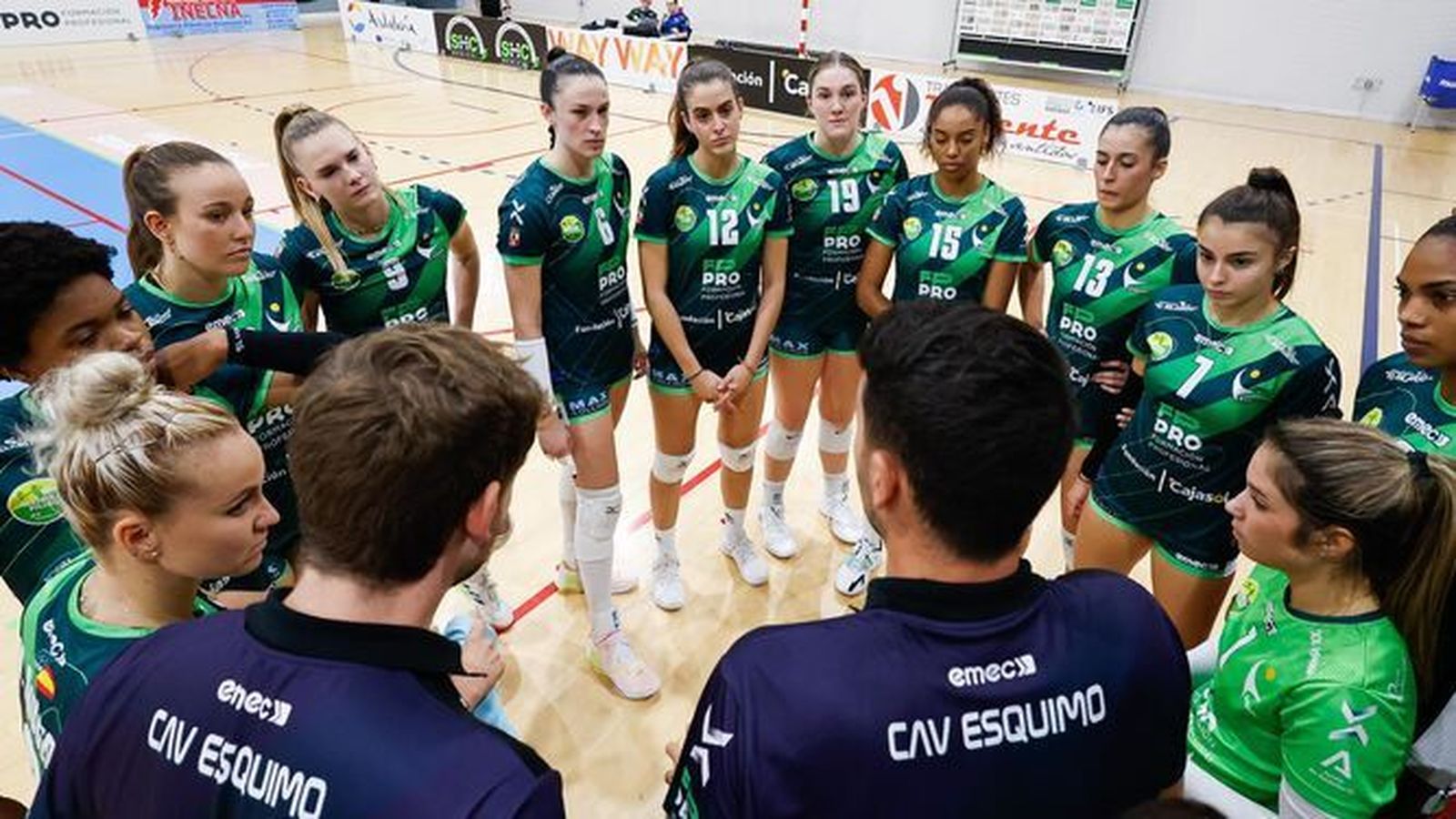 Las jugadoras del FP Pro Voley Cajasol atienden en un tiempo muerto a Fernández Torrenteras.