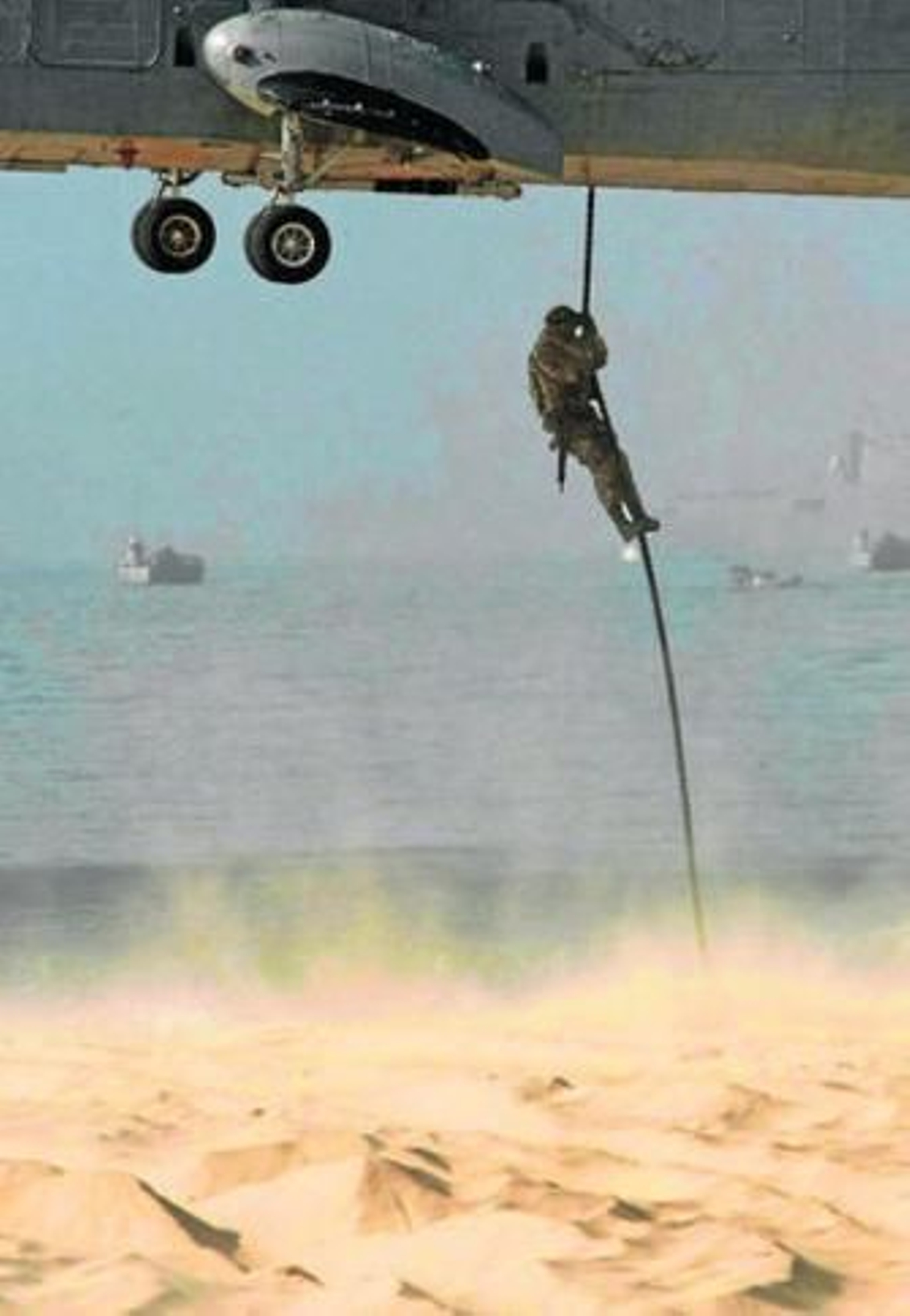Un infante de Marina desciende sobre la playa, en el ejercicio de ayer.