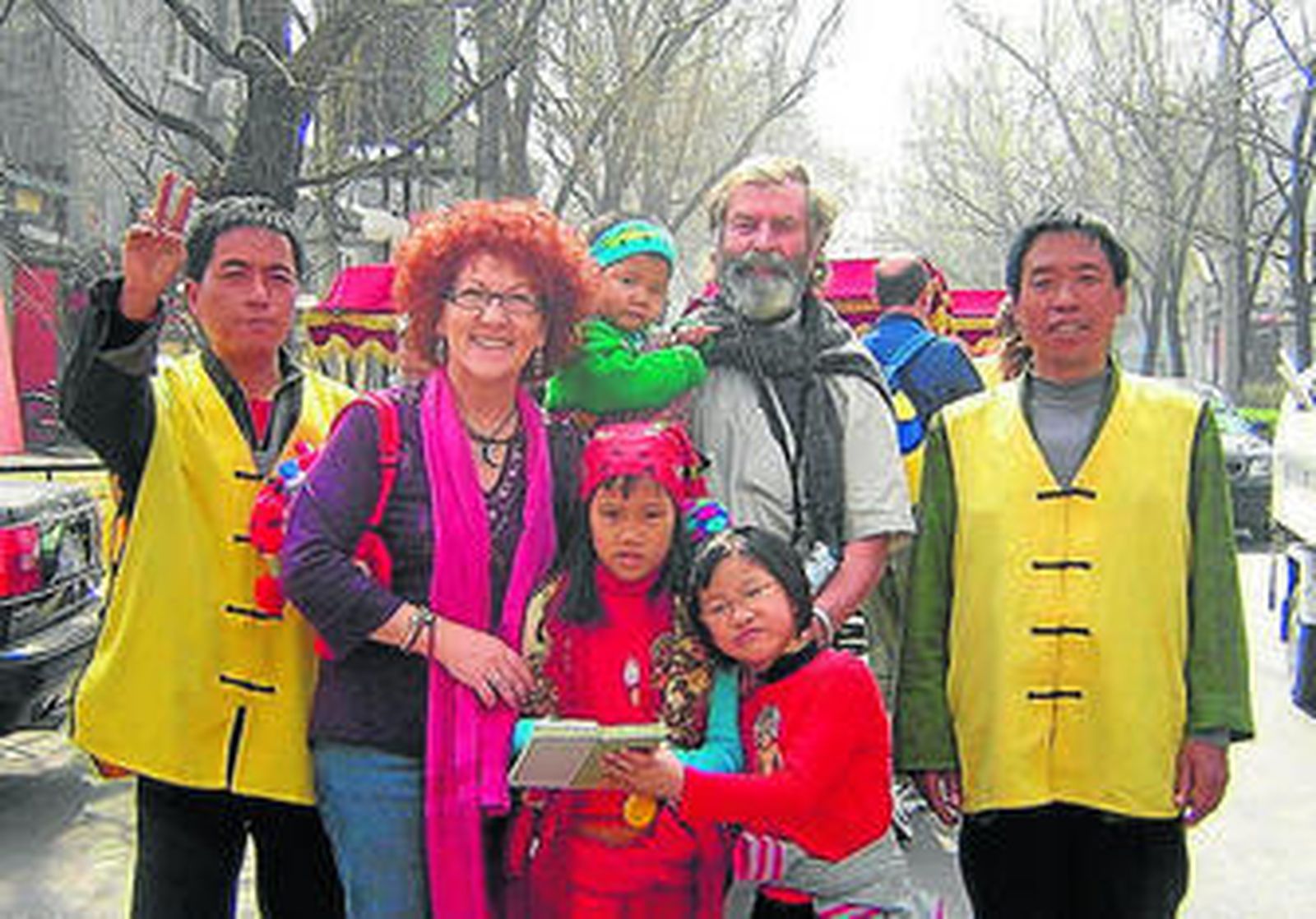 Aurora del Rosal y Pepe Rumí, con sus hijas Ana, Alicia y Carmen.