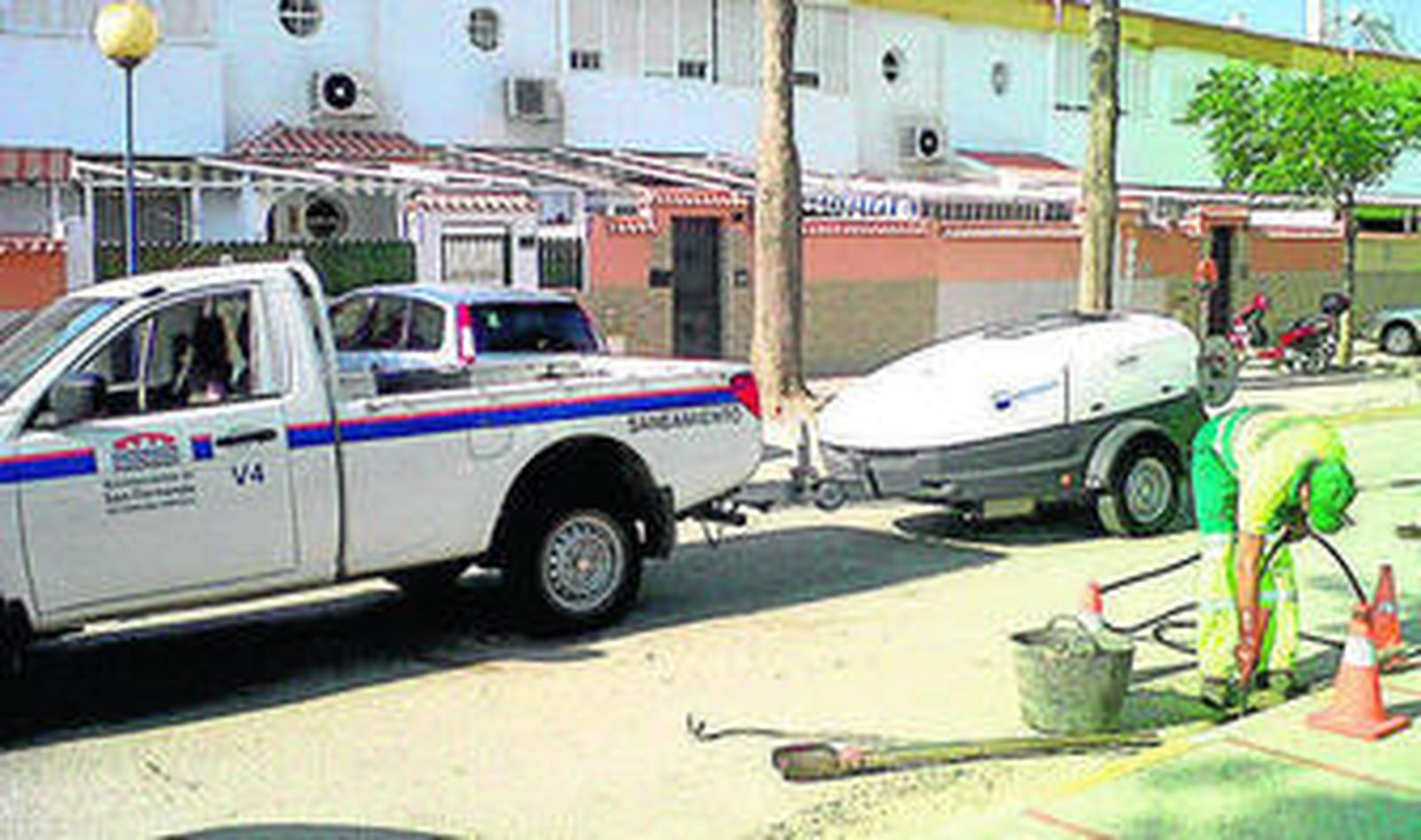 Limpieza de imbornales de cara al próximo otoño.
