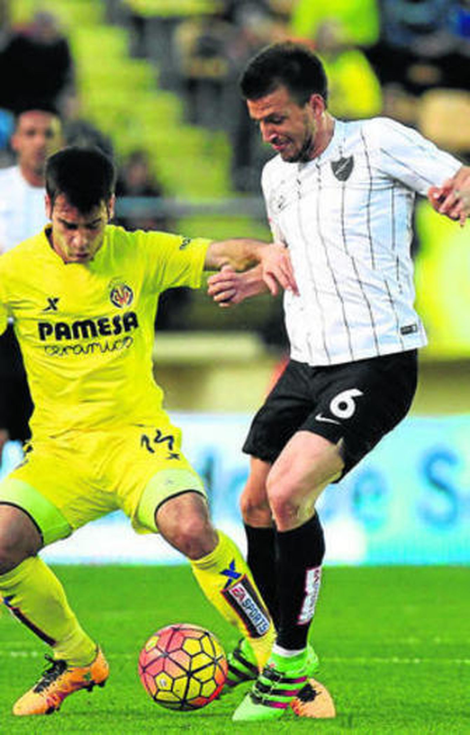 Camacho pugna con Manu Trigueros en El Villarreal.
