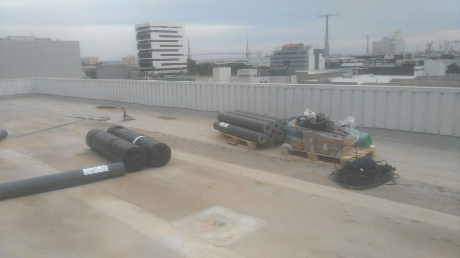 Obras que se están realizando sobre la cubierta del Ciudad de Cádiz