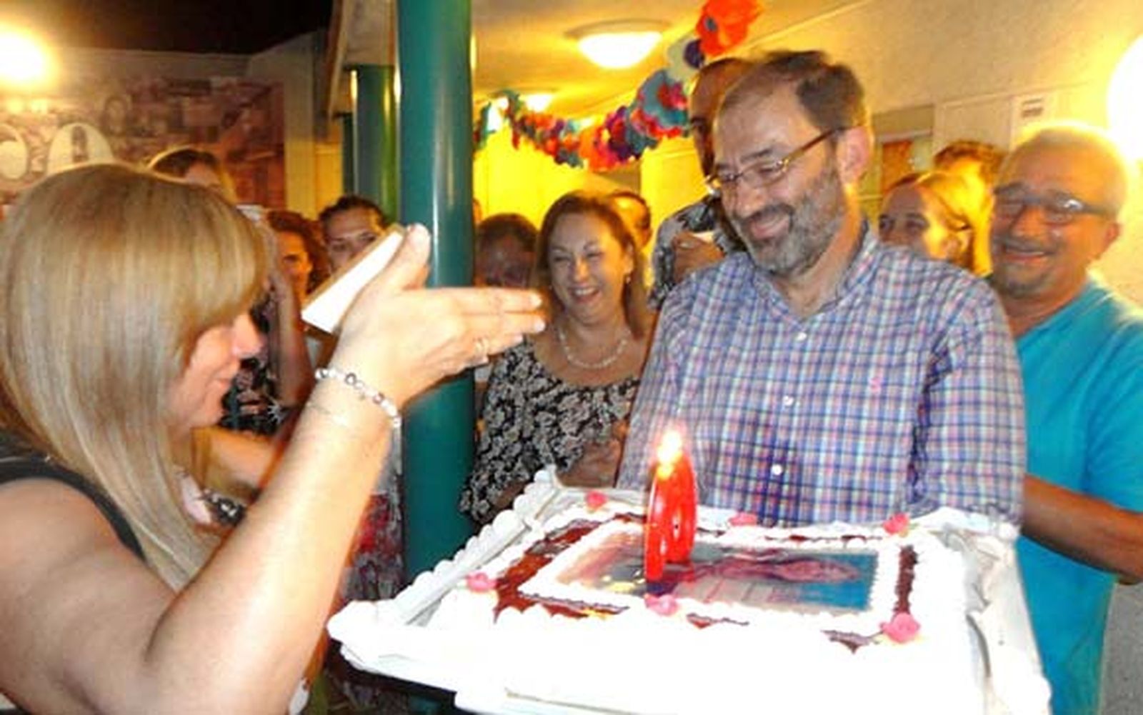 Encarna Díaz soplando las velas de cumpleaños, con Fernando Santiago.

Foto: Ignacio Casas de Ciria