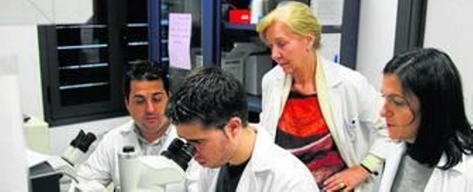 La investigadora Virginia Motilva y su equipo en un laboratorio de la Facultad de Farmacia.