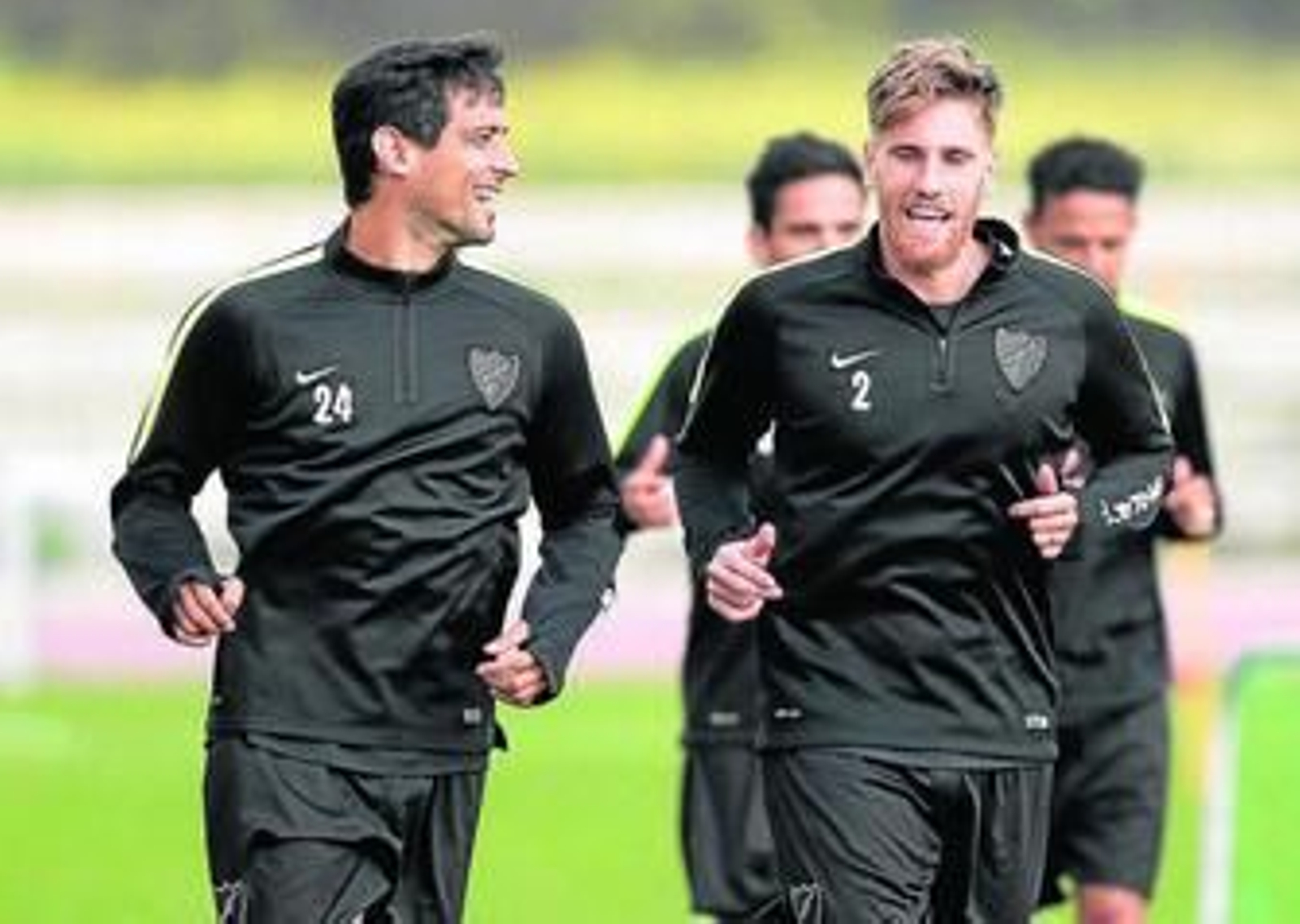 Santa Cruz sonríe durante una charla con Raúl Albentosa.