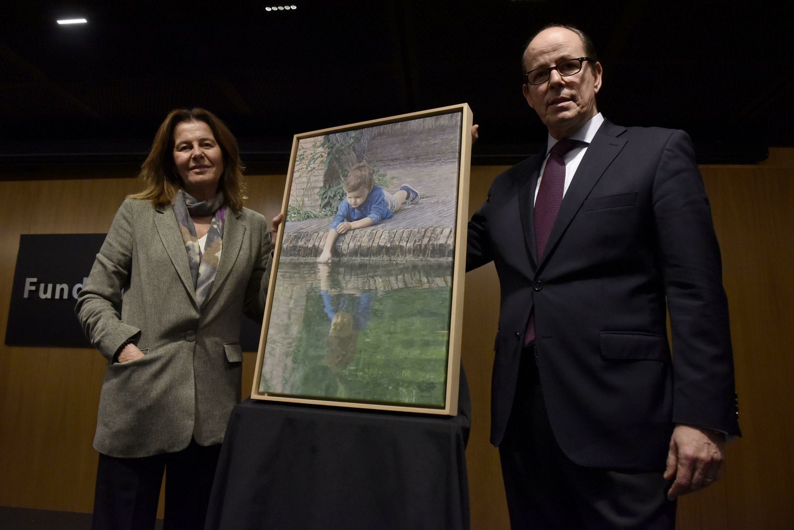 Mónica Gutiérrez, presidenta de Nuevo Futuro Sevilla, y el pintor Beltrán Román en la presentación del cartel del Rastrillo 2020.