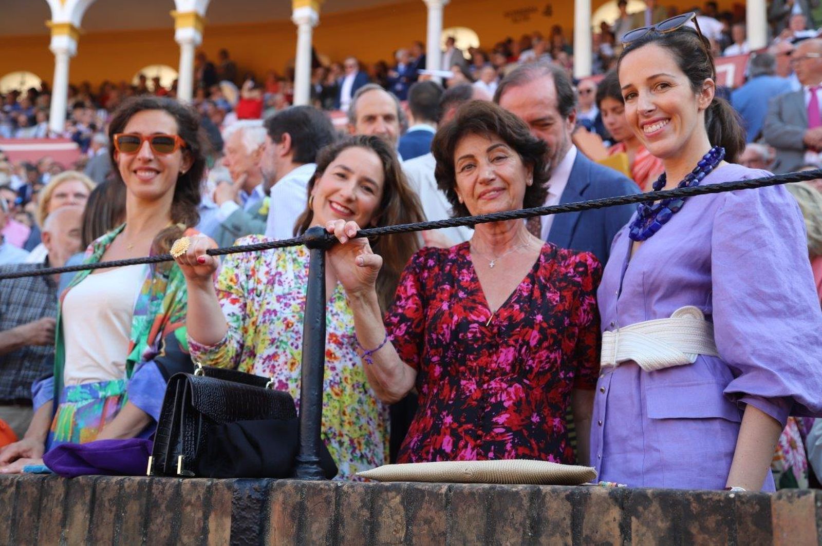 Las imágenes de los famosos y las autoridades en la corrida del sábado de Feria