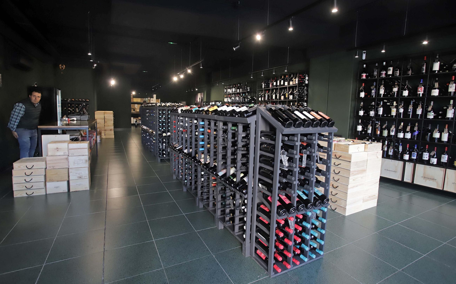 Fotos de la nueva enotienda de 'El Decantador' en Algeciras