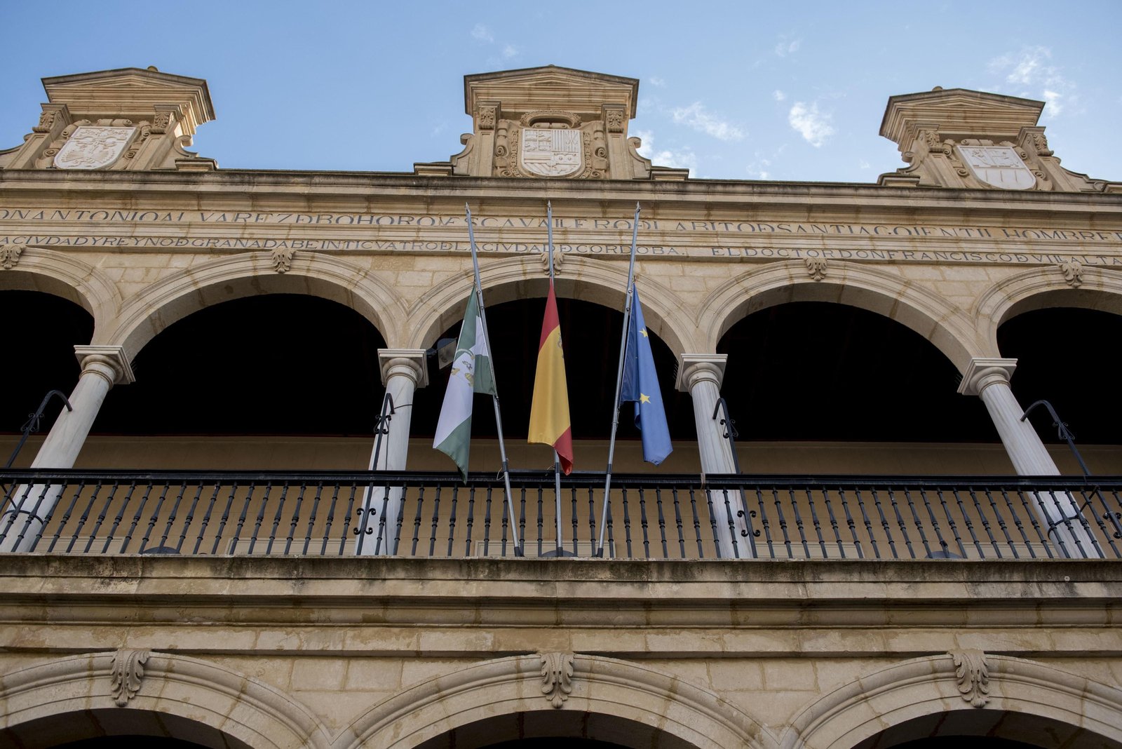Emotivo minuto de silencio en la puerta del Ayuntamiento de Guadix