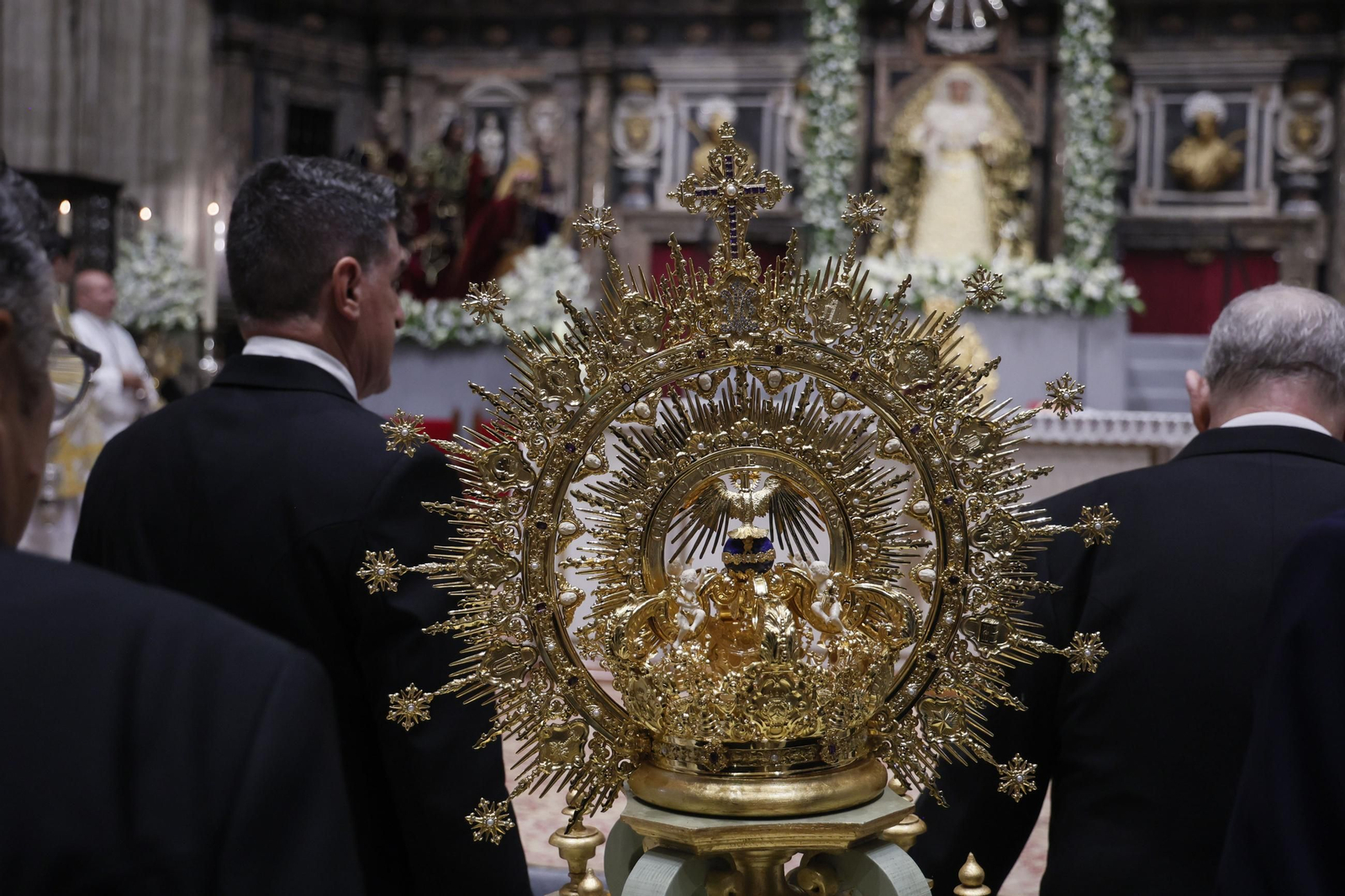 La coronación de la Virgen del Rocío en imágenes