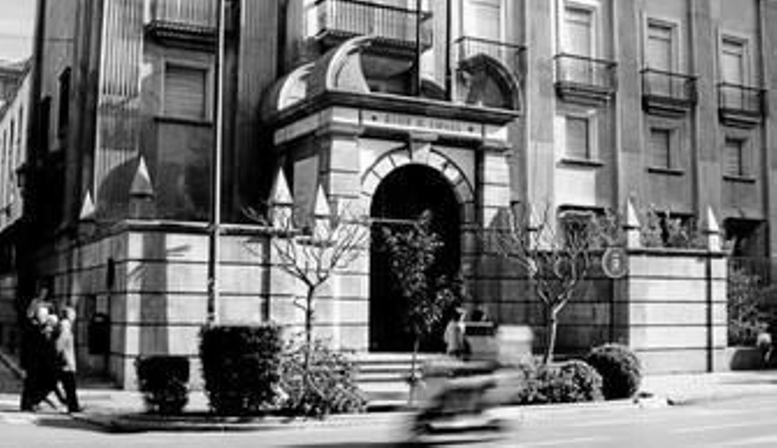 Imagen de la fachada principal del que fue el Banco de España durante 63 años en Granada.
