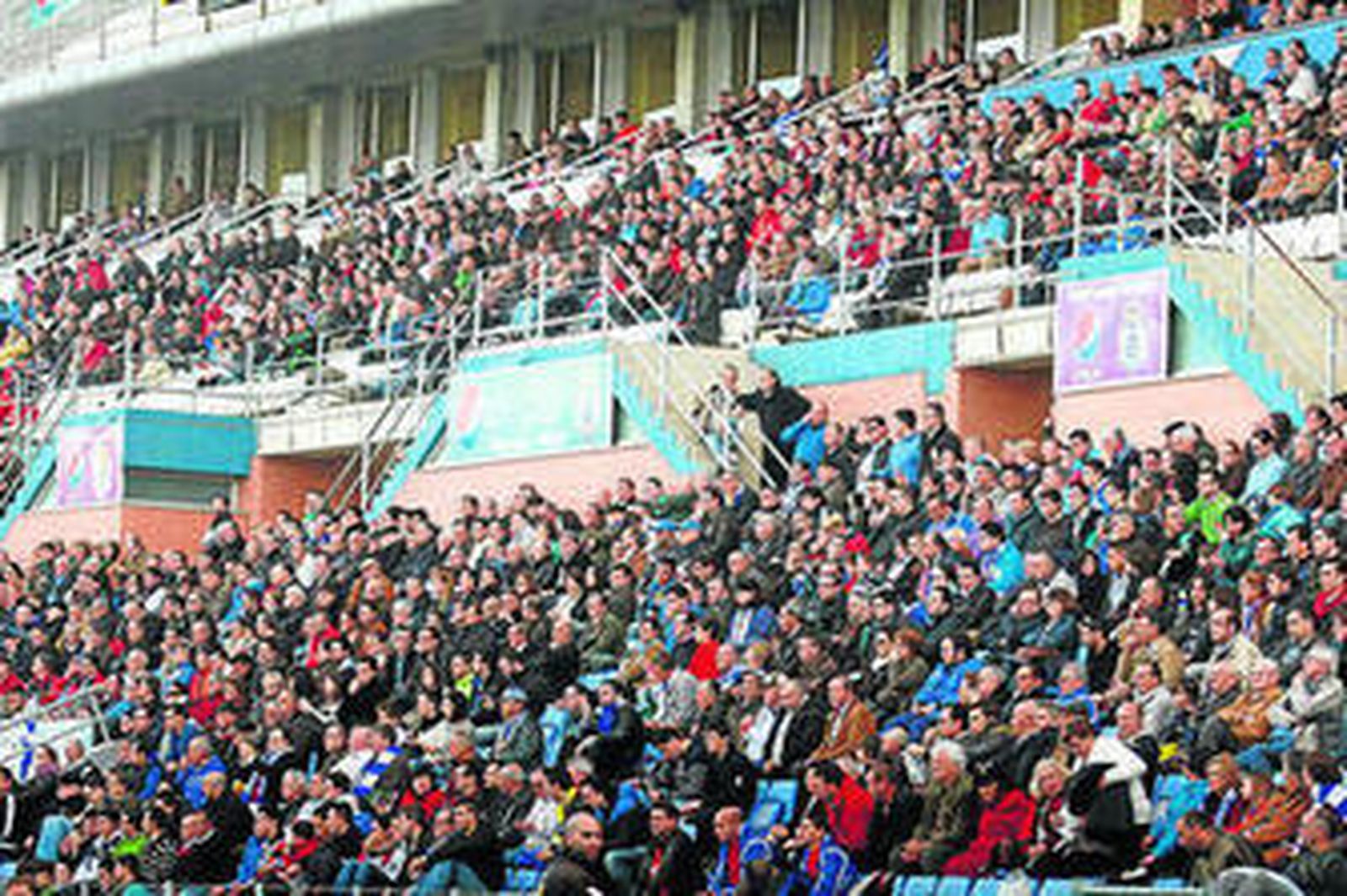 Aficionados del Recreativo, durante un encuentro en el Nuevo Colombino.