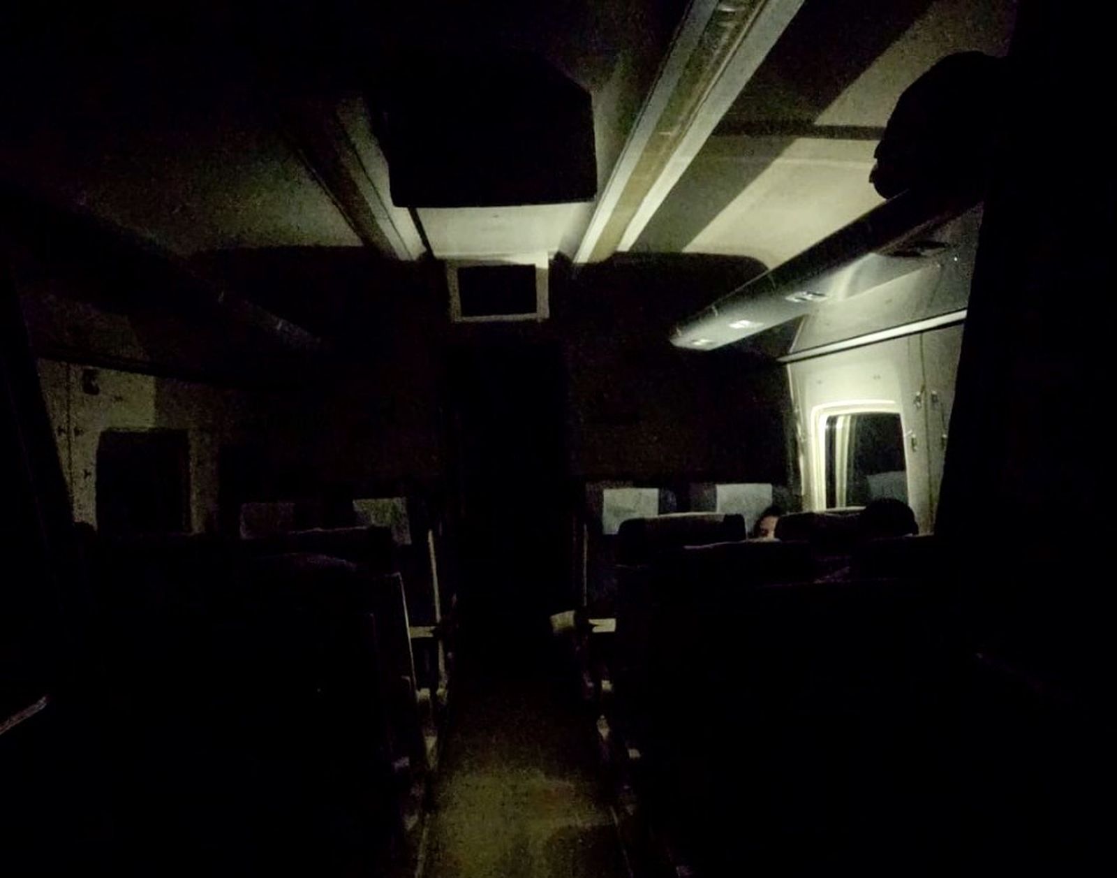 El interior del tren que se quedó parado seis horas y media el pasado diciembre en Benacazón.