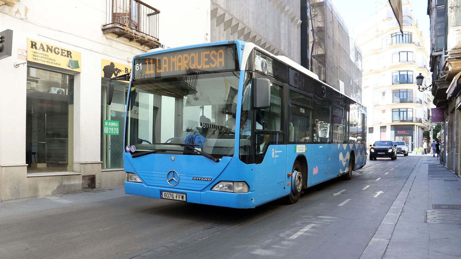 Un autobús urbano circulando por el centro de la ciudad.