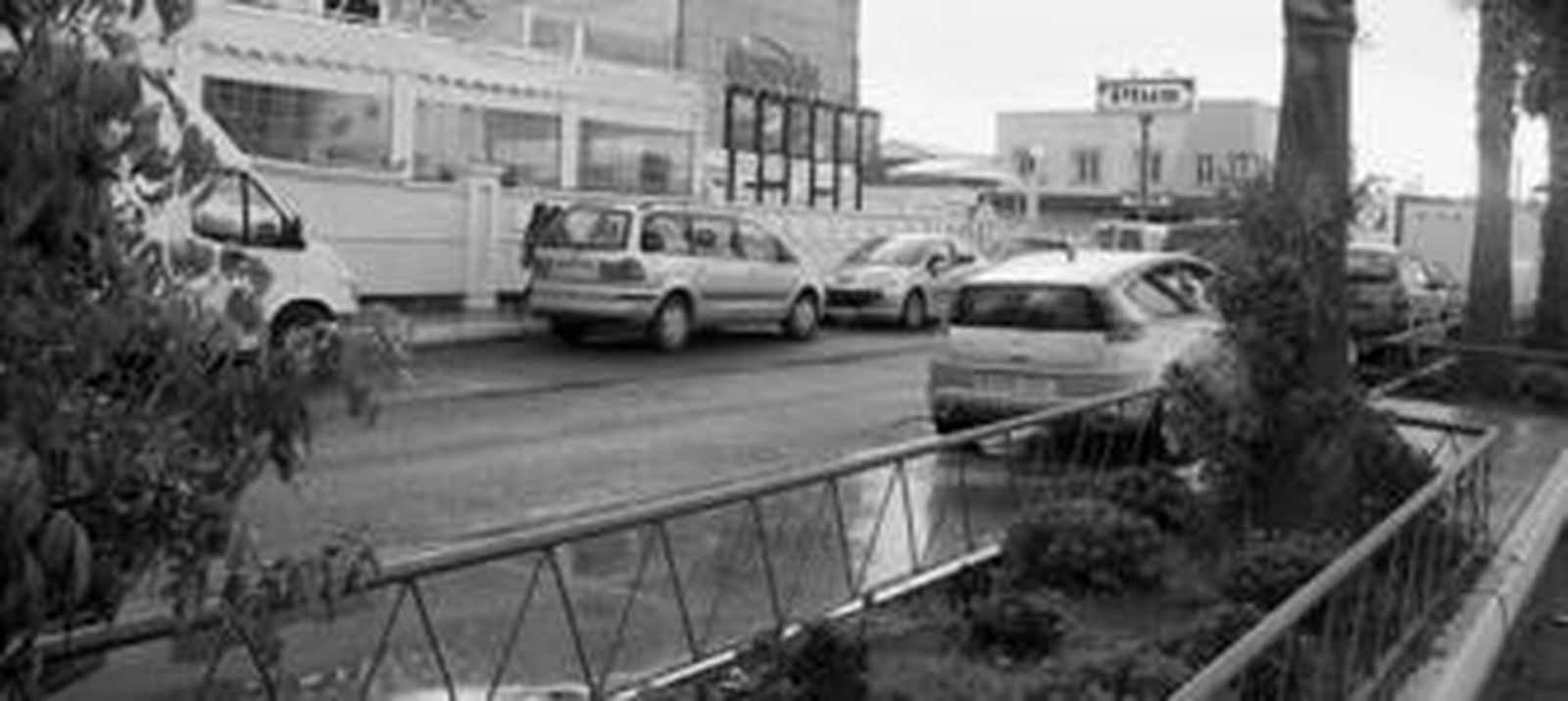 La zona de aparcamiento delante del centro comercial donde los secuestradores fueron sorprendidos por la Guardia Civil.