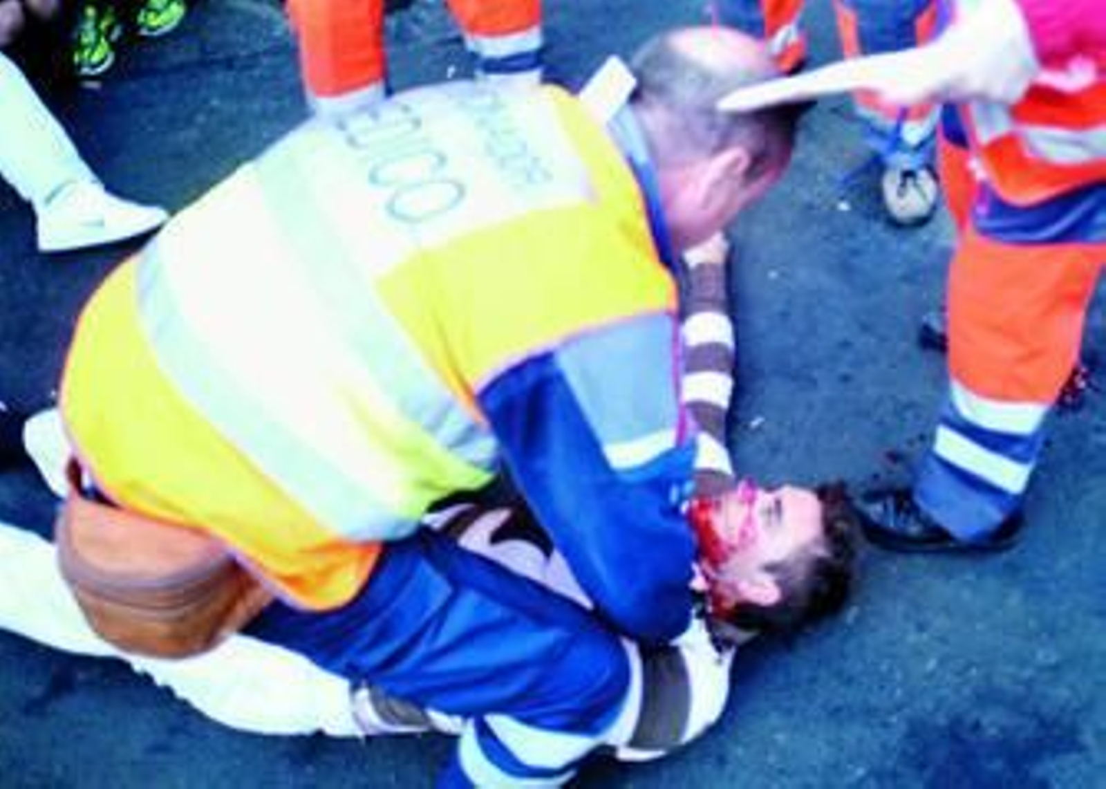 Daniel Jimeno Romero, atendido por miembros del servicio sanitario.