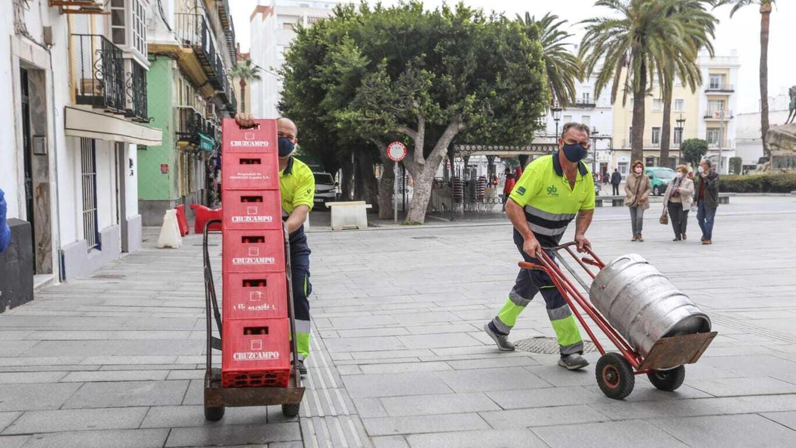 Distribuidores de bebida llevan los encargos a los negocios de hostelería. Distribuidores de bebida llevan los encargos a los negocios de hostelería.