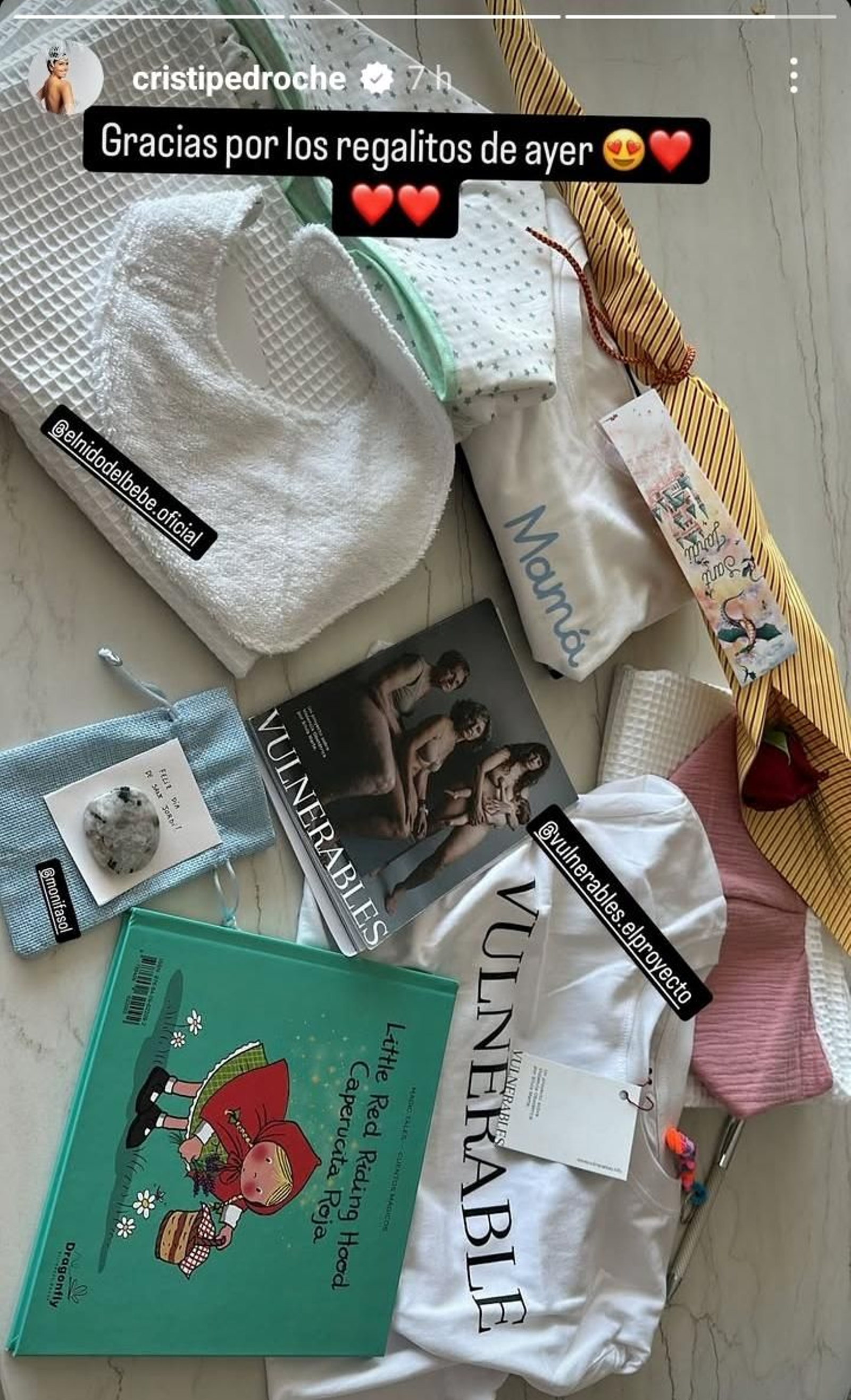Los regalos que ha recibido Cristina Pedroche por parte de sus seguidores en su visita a Barcelona.