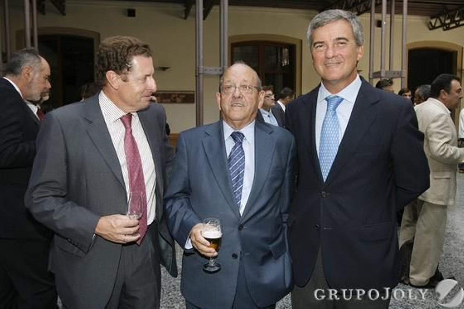 Isaac Camacho O’Neale, director de la oficina de Banif, con Álvaro Osborne, presidente de Osborne Técnicos Consultores; y José Antonio del Cuvillo, de Bodegas Estévez.

Foto: Julio Gonzalez-Joaquin Pino-Jose Braza