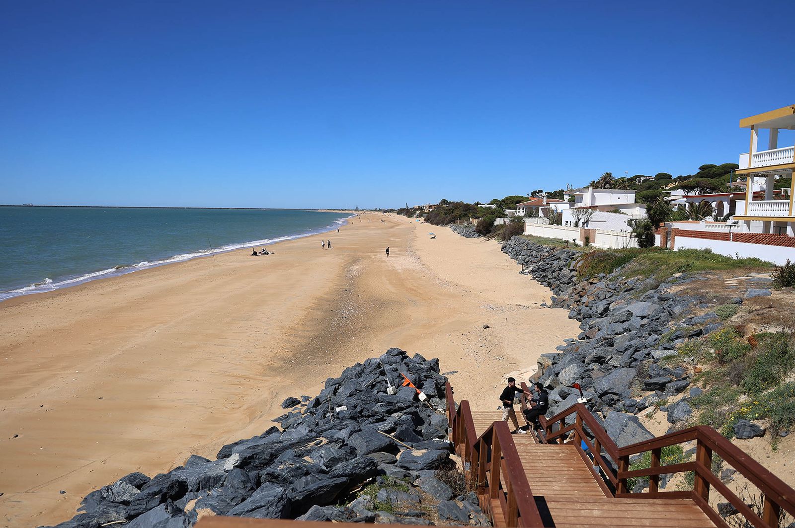 Imágenes del ambiente en las playas de Huelva