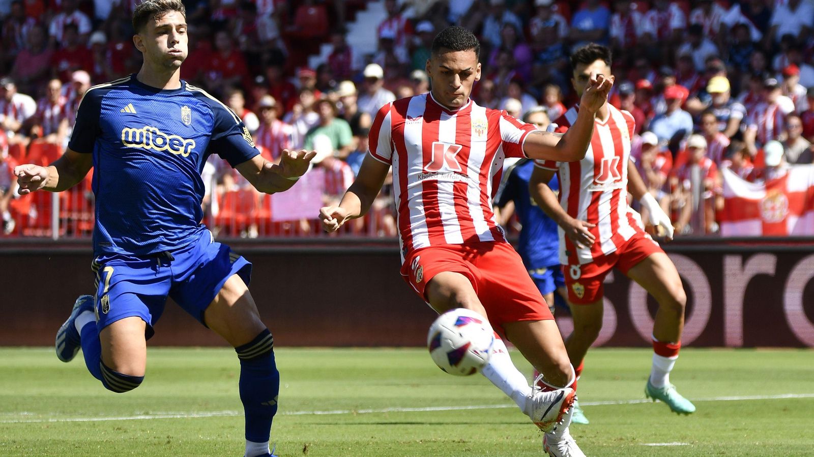 Kaiky le gana un balón dividido a Lucas Boyé en el encuentro contra el Granada.
