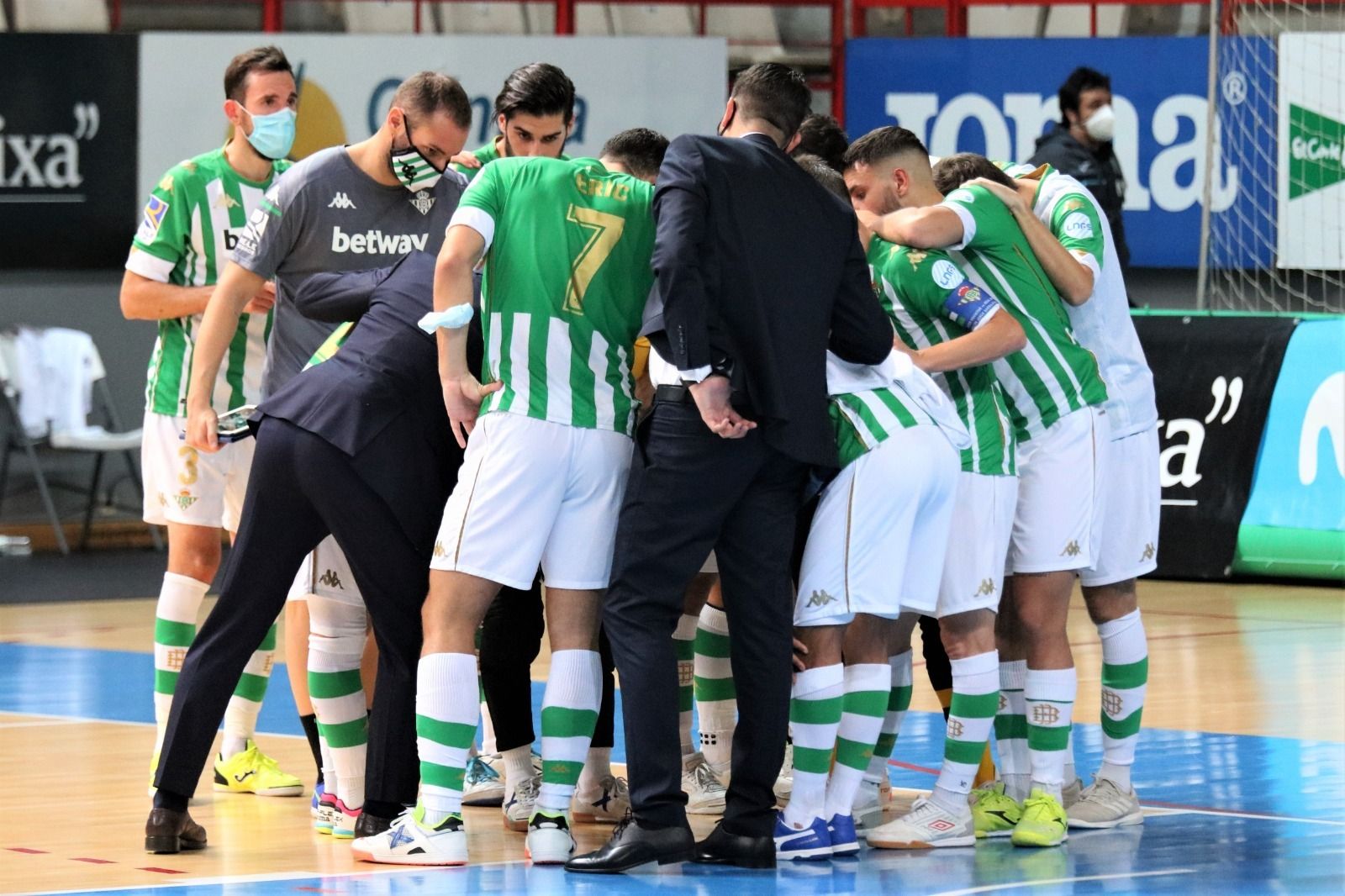 El equipo del Betis Futsal hace piña ante el Inter.