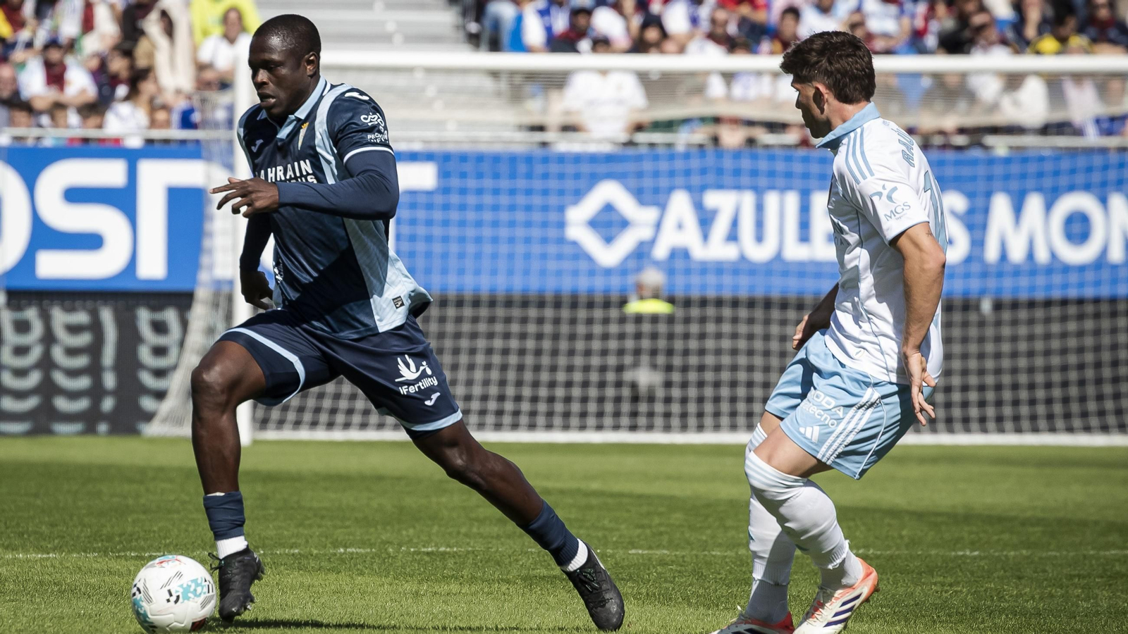 Fomeyem circula el balón en presencia de Rául Guti.