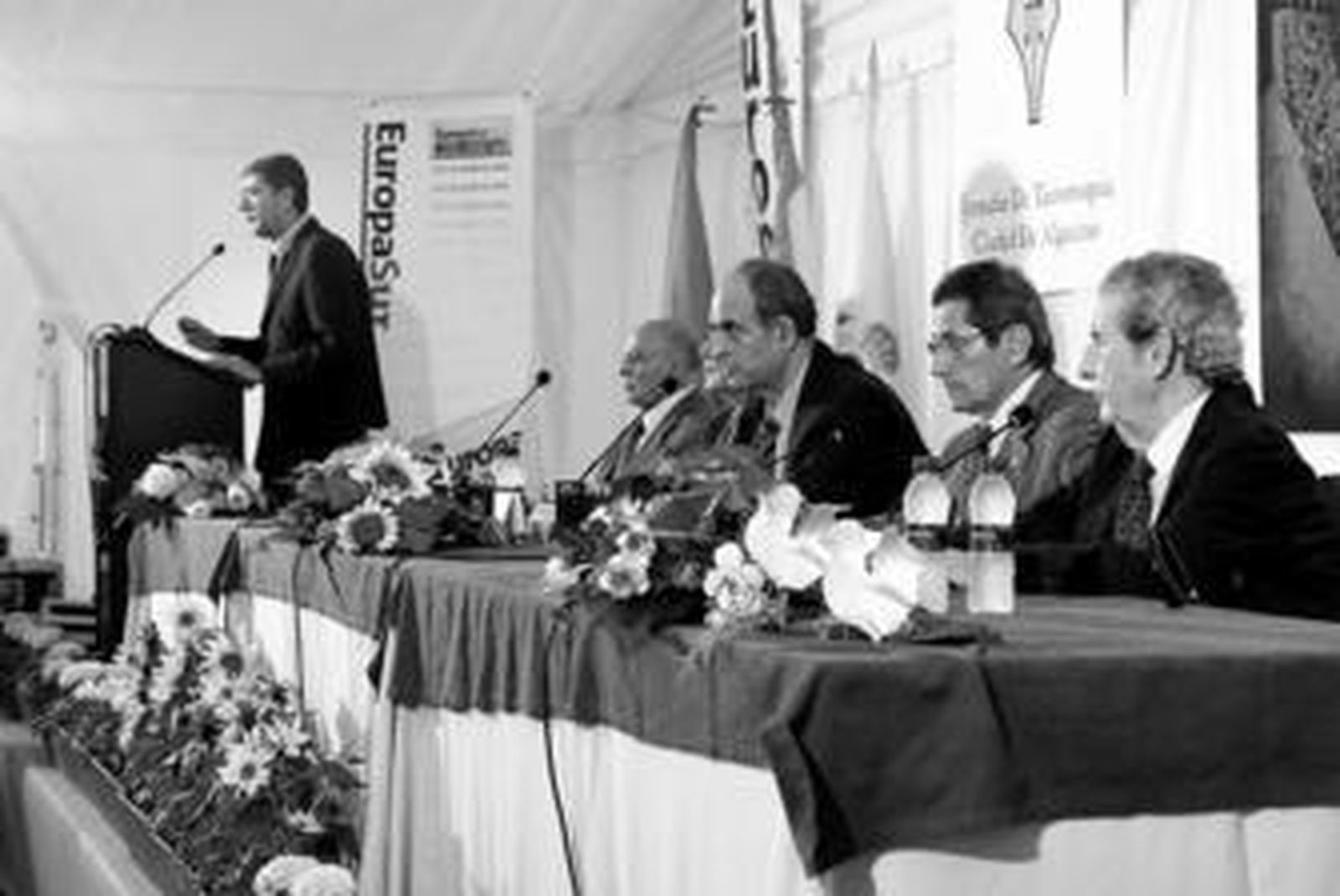 El alcalde de Algeciras, Tomás Herrera, izquierda, inaugurando las jornadas bajo la atención de los ponentes de la mesa redonda.