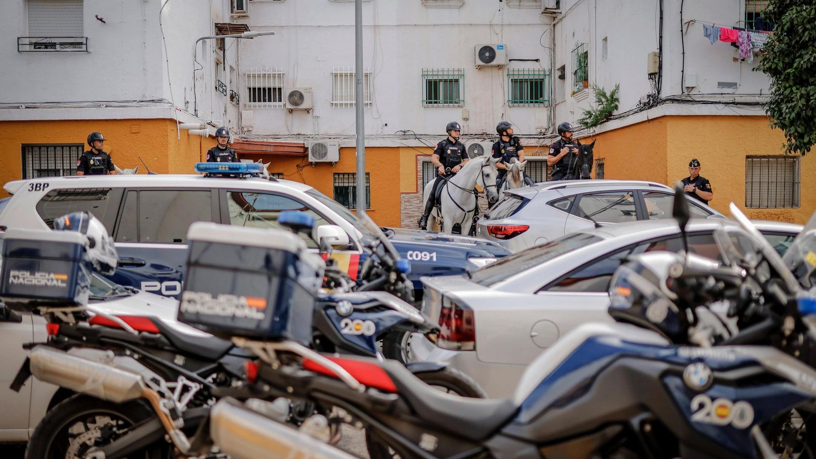 Las motos y caballos de la Policía, en el barrio de la Candelaria.