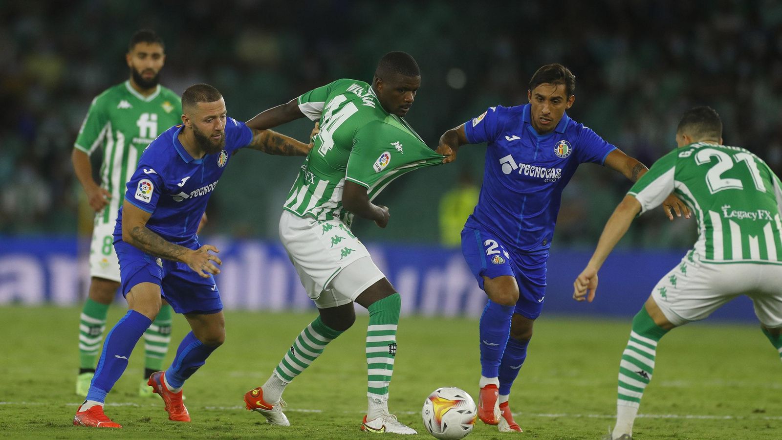 William Carvalho se lleva el balón pese al agarrón de Damián Suárez.