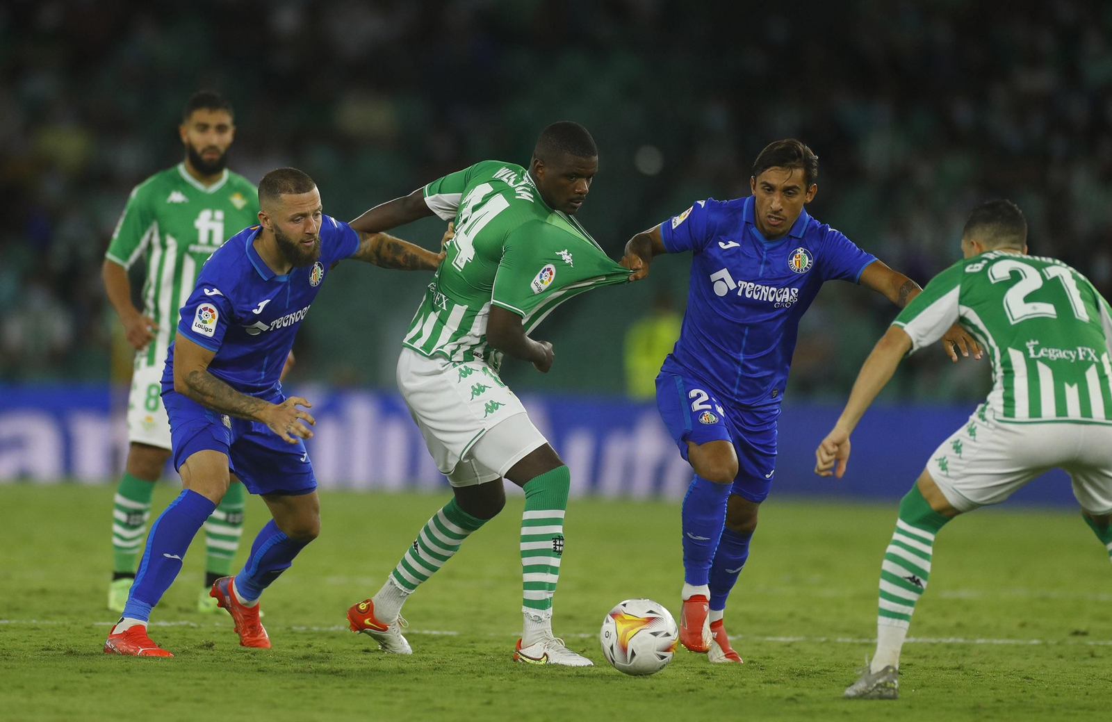 Damián tira de la camiseta de William Carvalho.