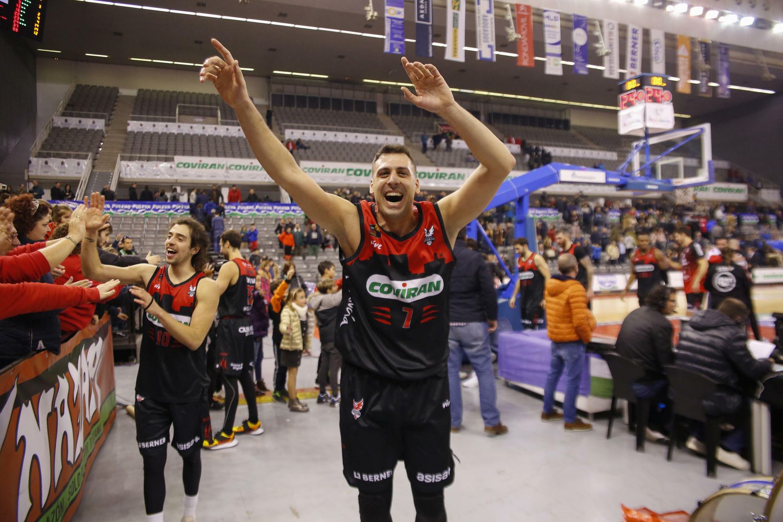 Los jugadores del Covirán, contentos tras ganar al Palencia.
