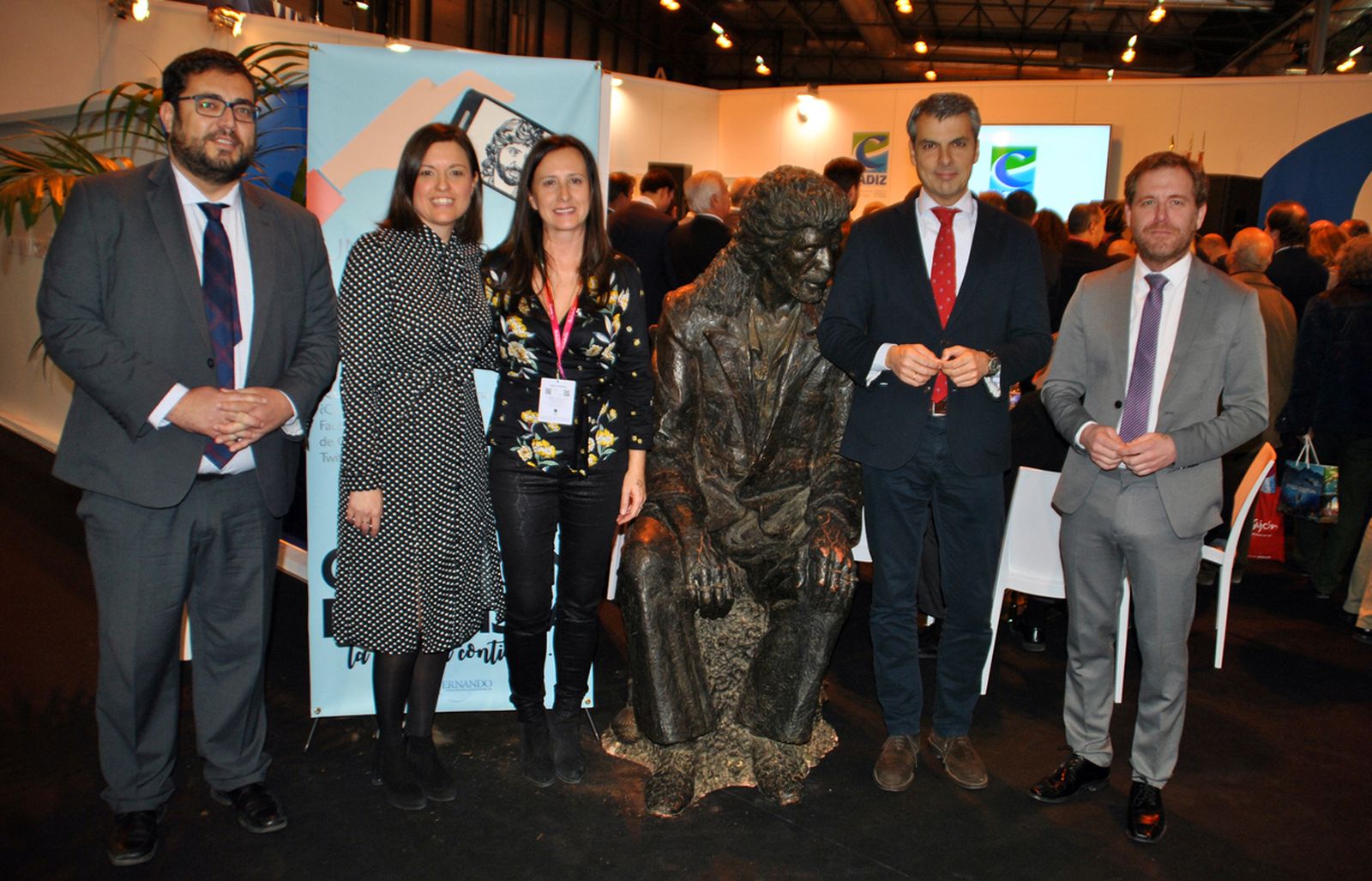 La alcaldesa de San Fernando, Patricia Cavada, junto a otros representantes municipales con la estatua de Camarón, ayer en Fitur.