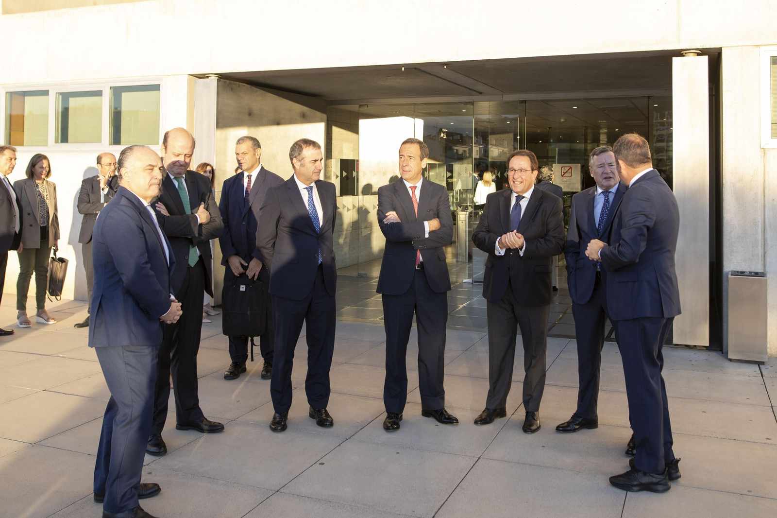 Las imágenes del desayuno de la CEDE en Granada con Gonzalo Gortázar