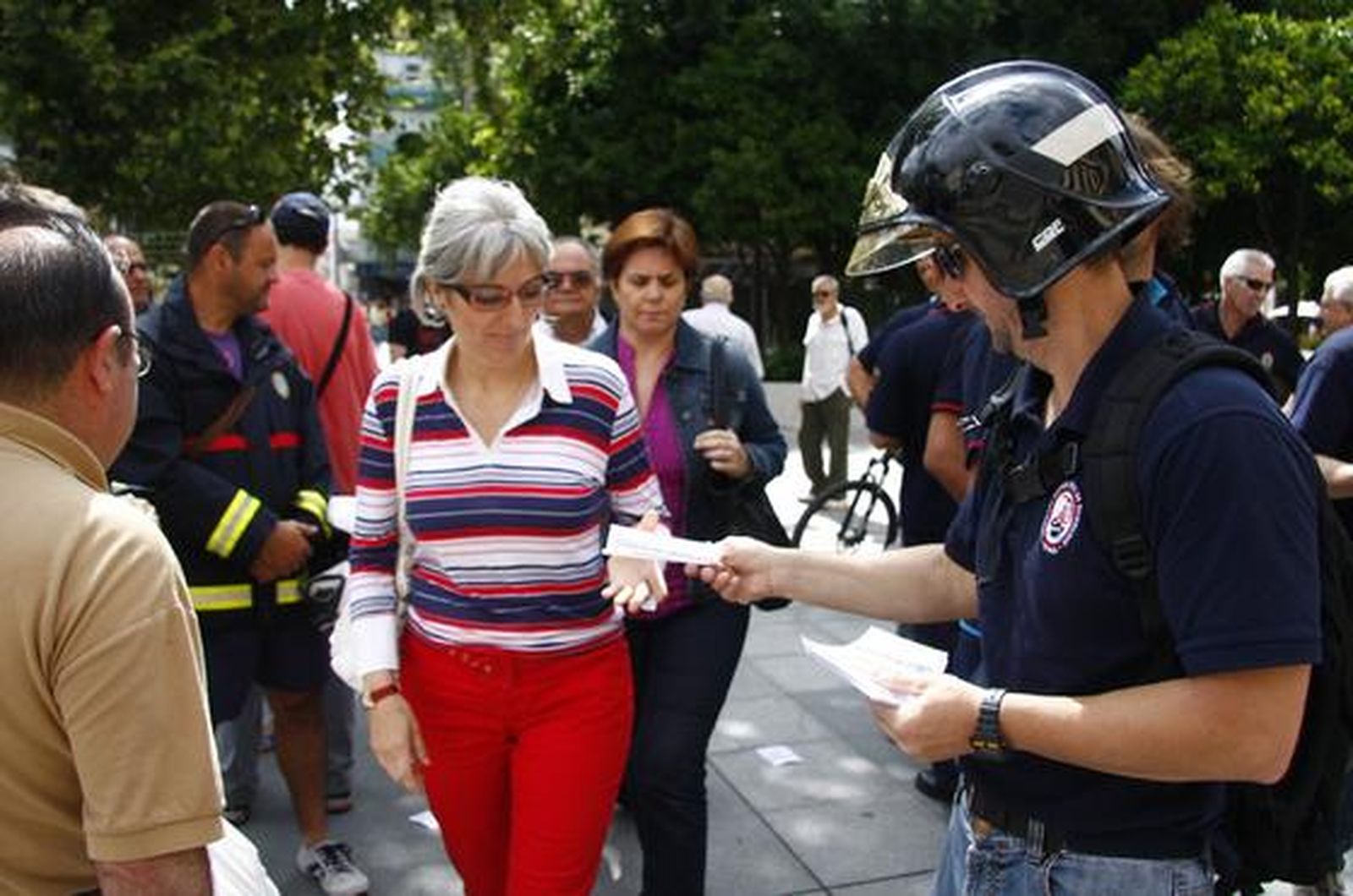 Un bombero entrega una pegatina a una señora.

Foto: B. Vargas