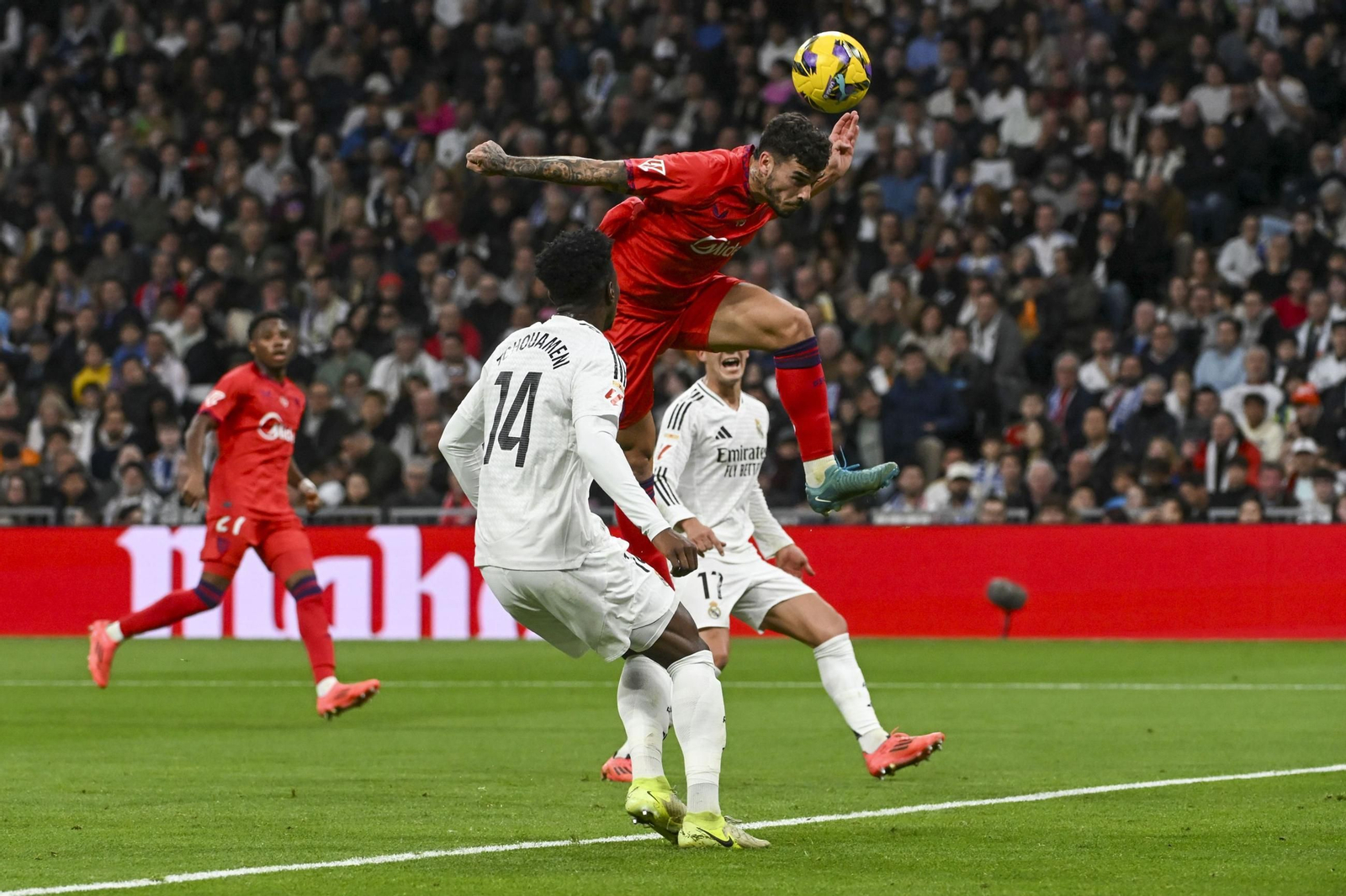 Isaac remata de cabeza el 3-1.