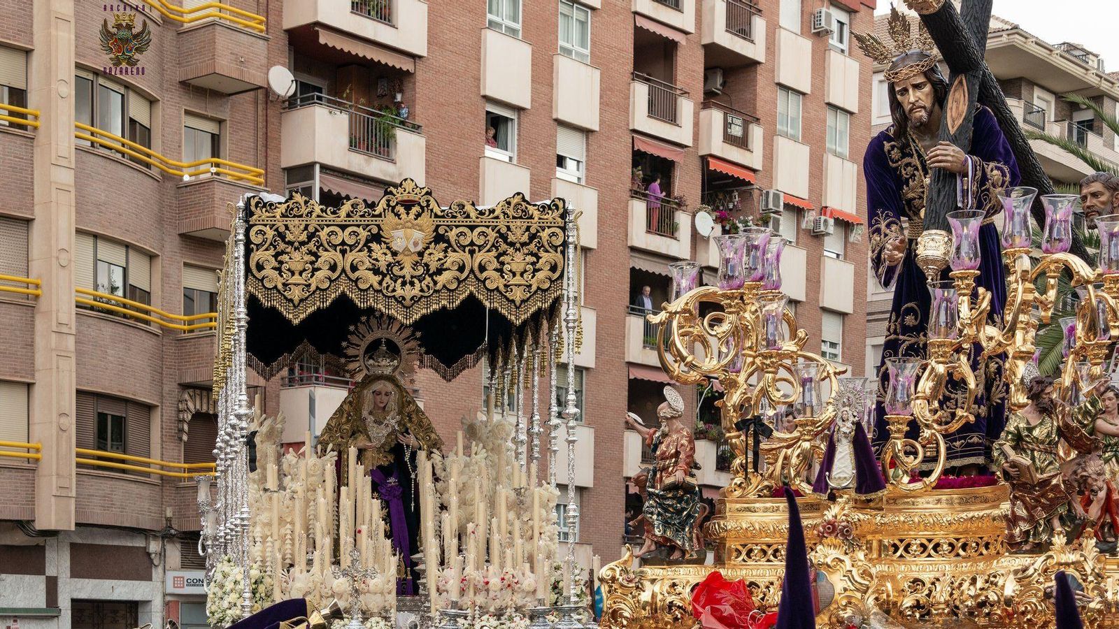 Procesión del Nazareno de Linares junto al paso de palio de la Virgen del Mayor Dolor. Procesión del Nazareno de Linares junto al paso de palio de la Virgen del Mayor Dolor.