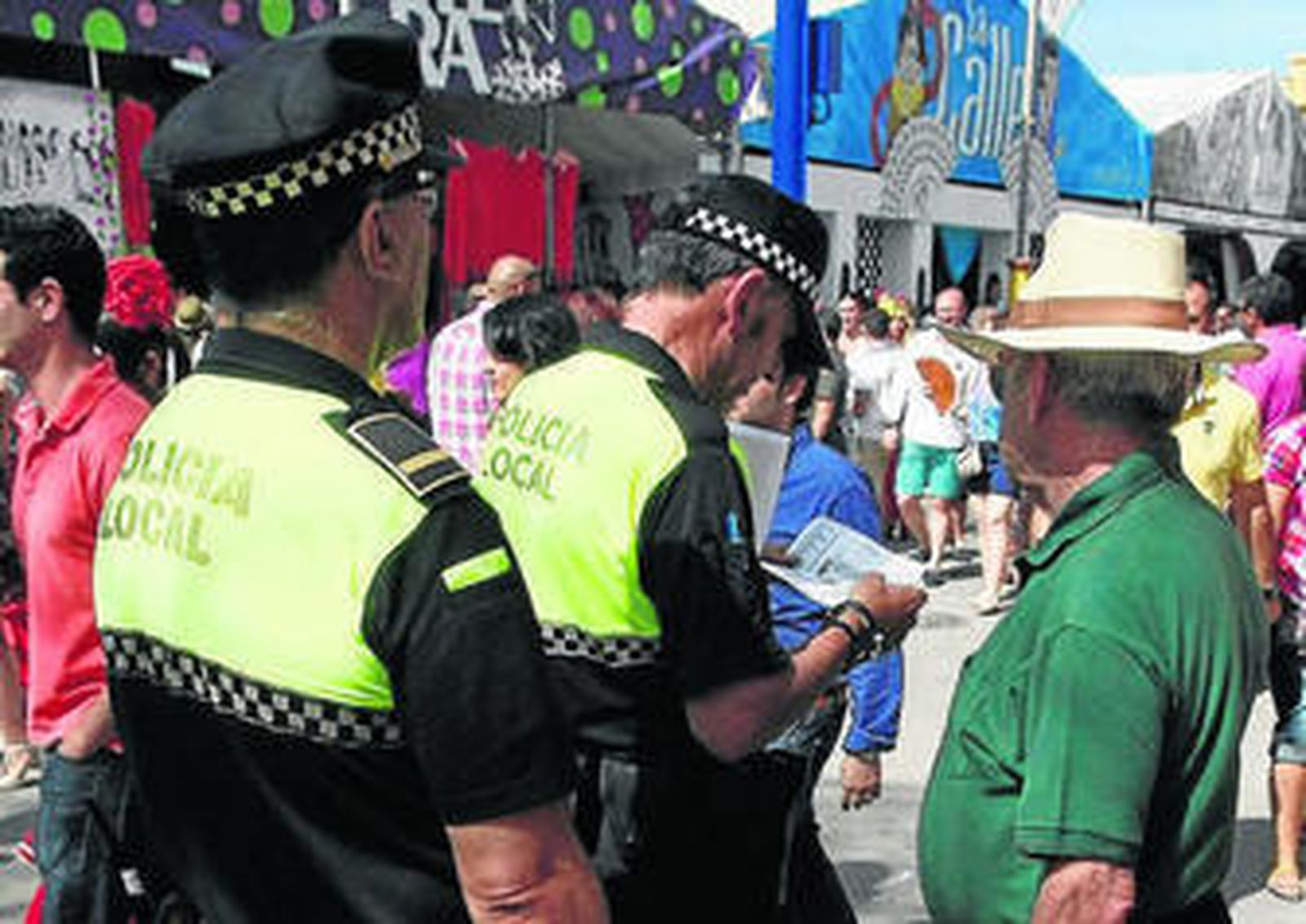Imagen de dos policía locales de servicio en plena feria, ayer.