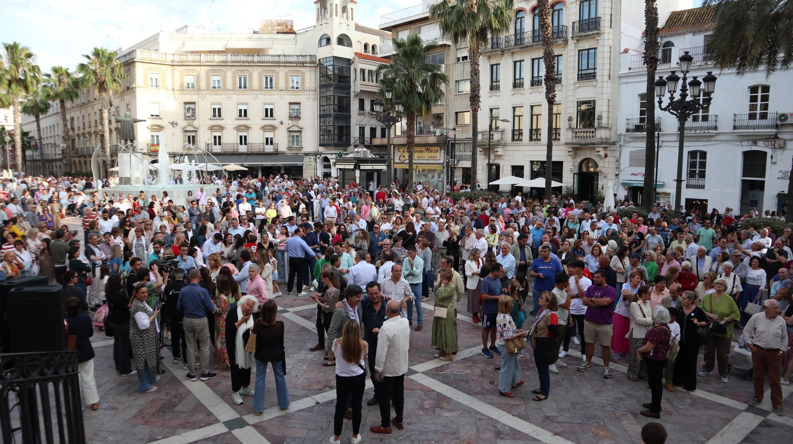 Imágenes de la concentración por las infraestructuras para Huelva