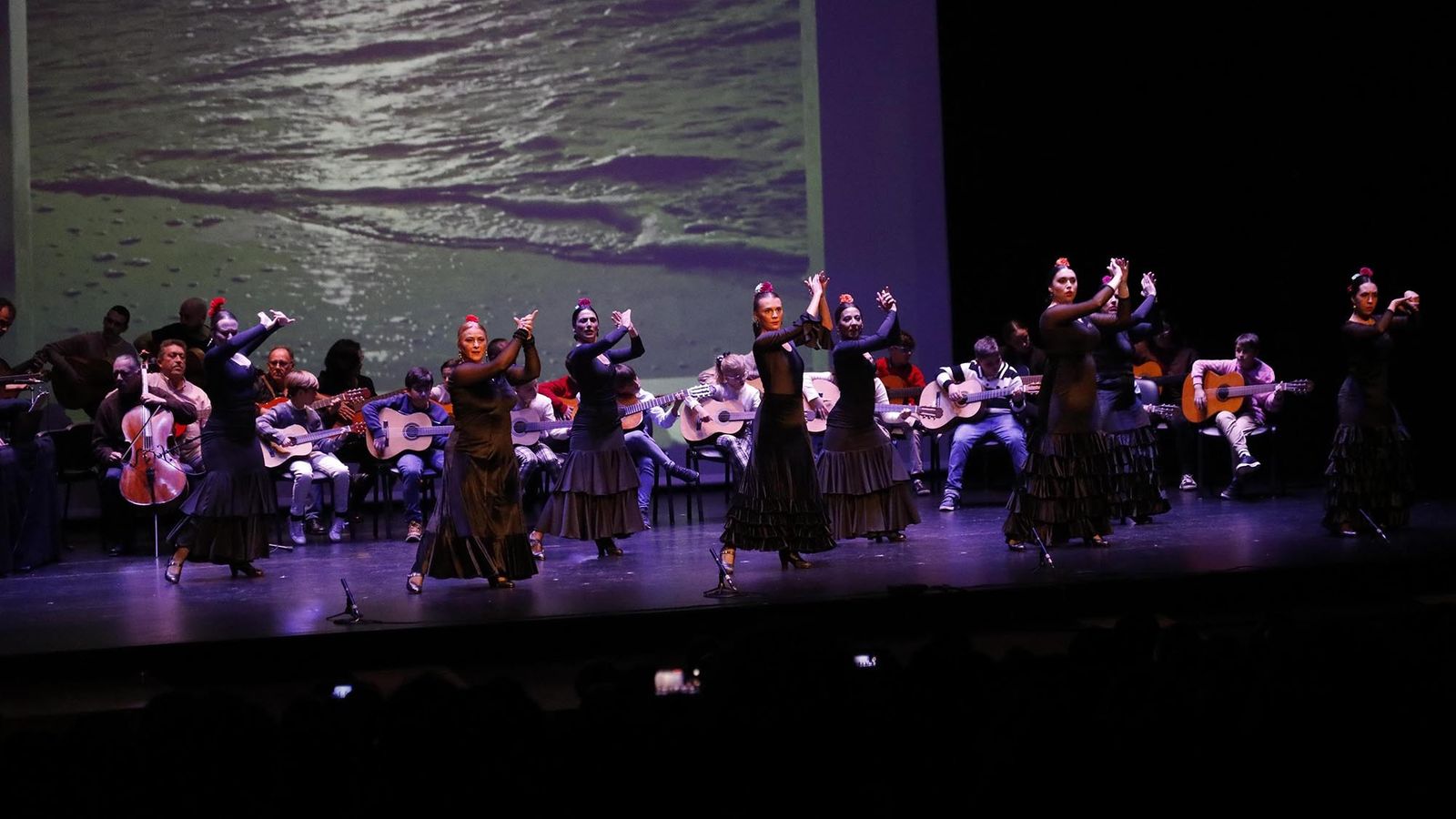 Las fotos de la Gala Solidaria de Navidad de la Escuela Municipal de Música, Danza y Teatro "Jose María Sánchez -Verdú"