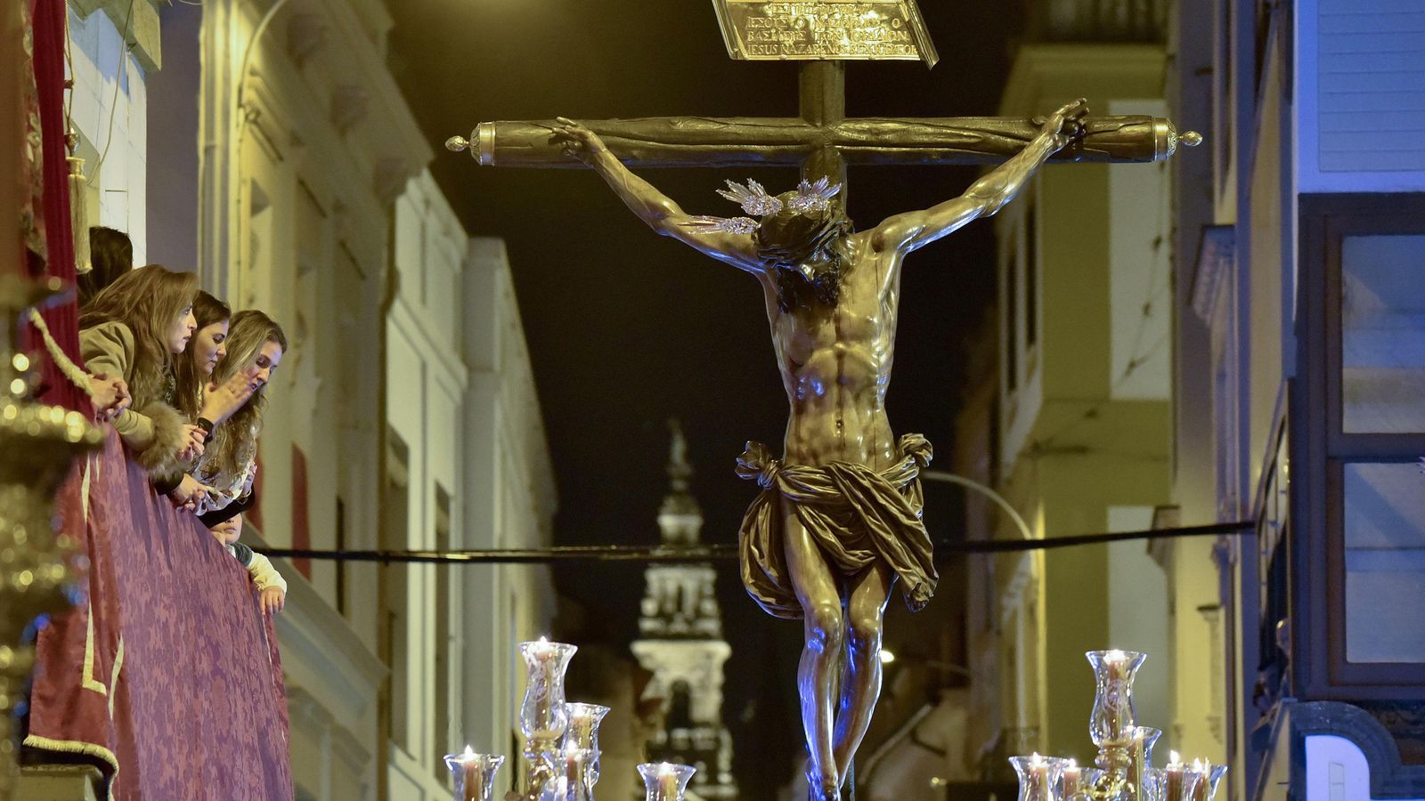 El Cristo de El Amor observado por un grupo de devotas